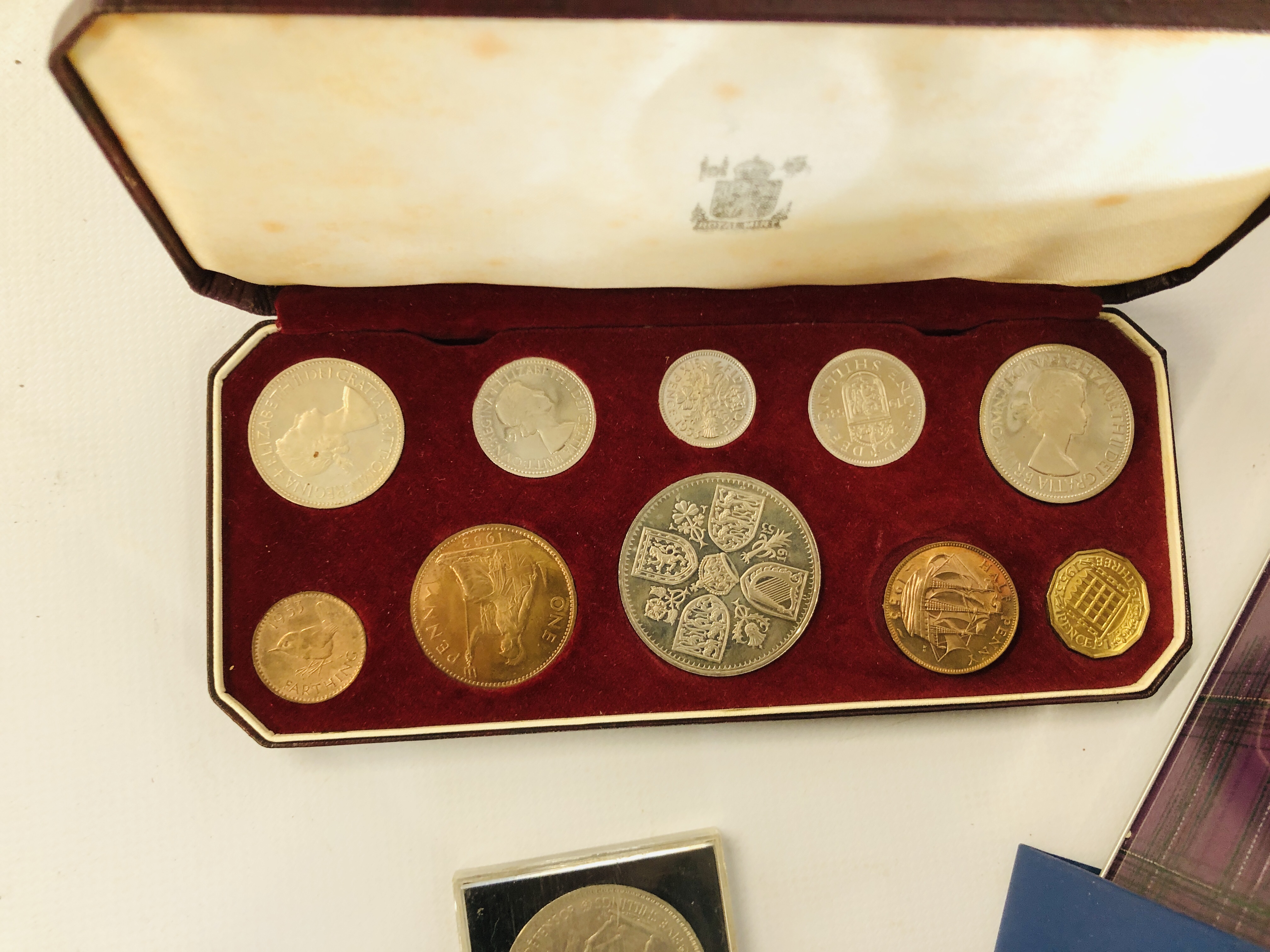 A GROUP OF COMMEMORATIVE CROWNS ALONG WITH VARIOUS UNCIRCULATED AND CIRCULATED BRITISH AND - Image 2 of 8