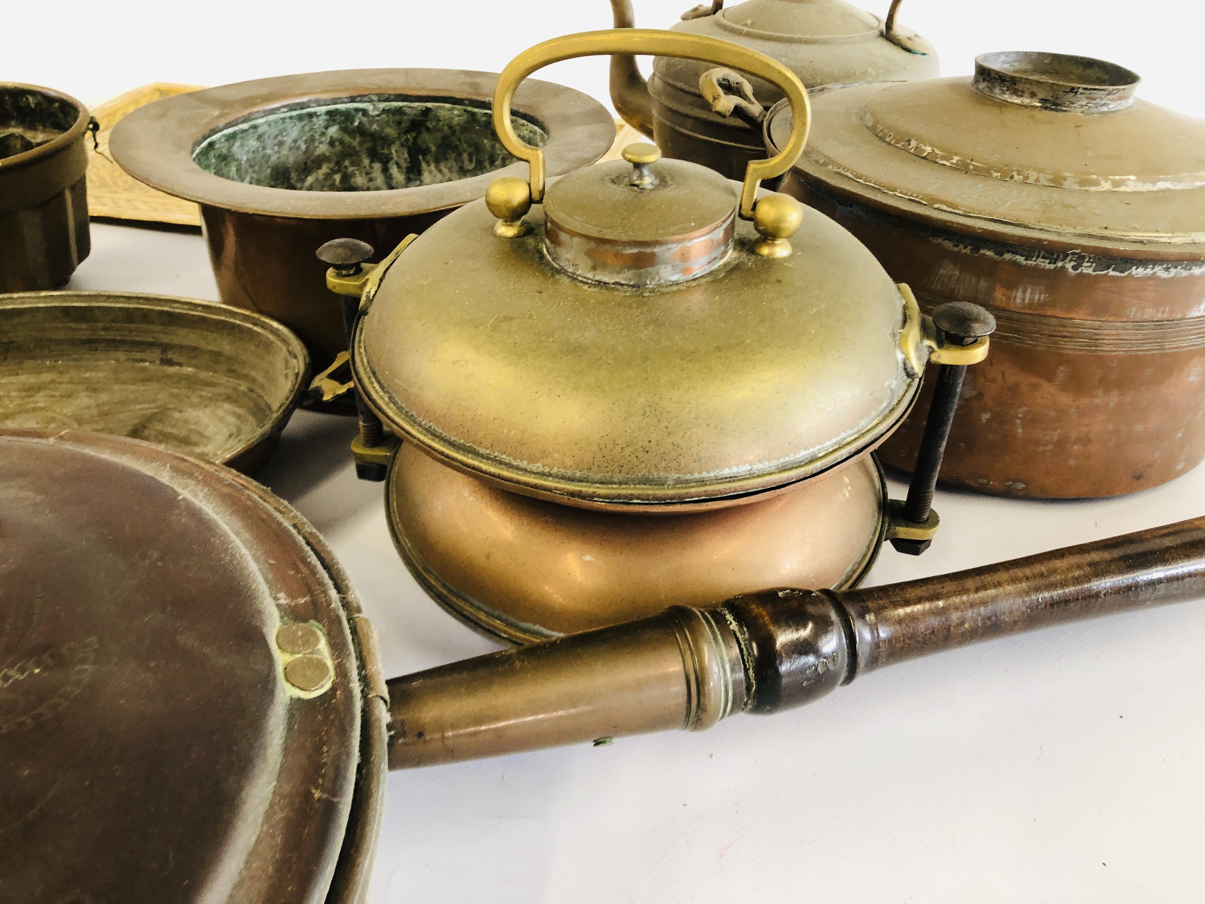 A BOX OF ASSORTED VINTAGE METAL WARE COMPRISING OF A COPPER WARMING PAN, BRASS TRAY AND KETTLE, - Image 6 of 6