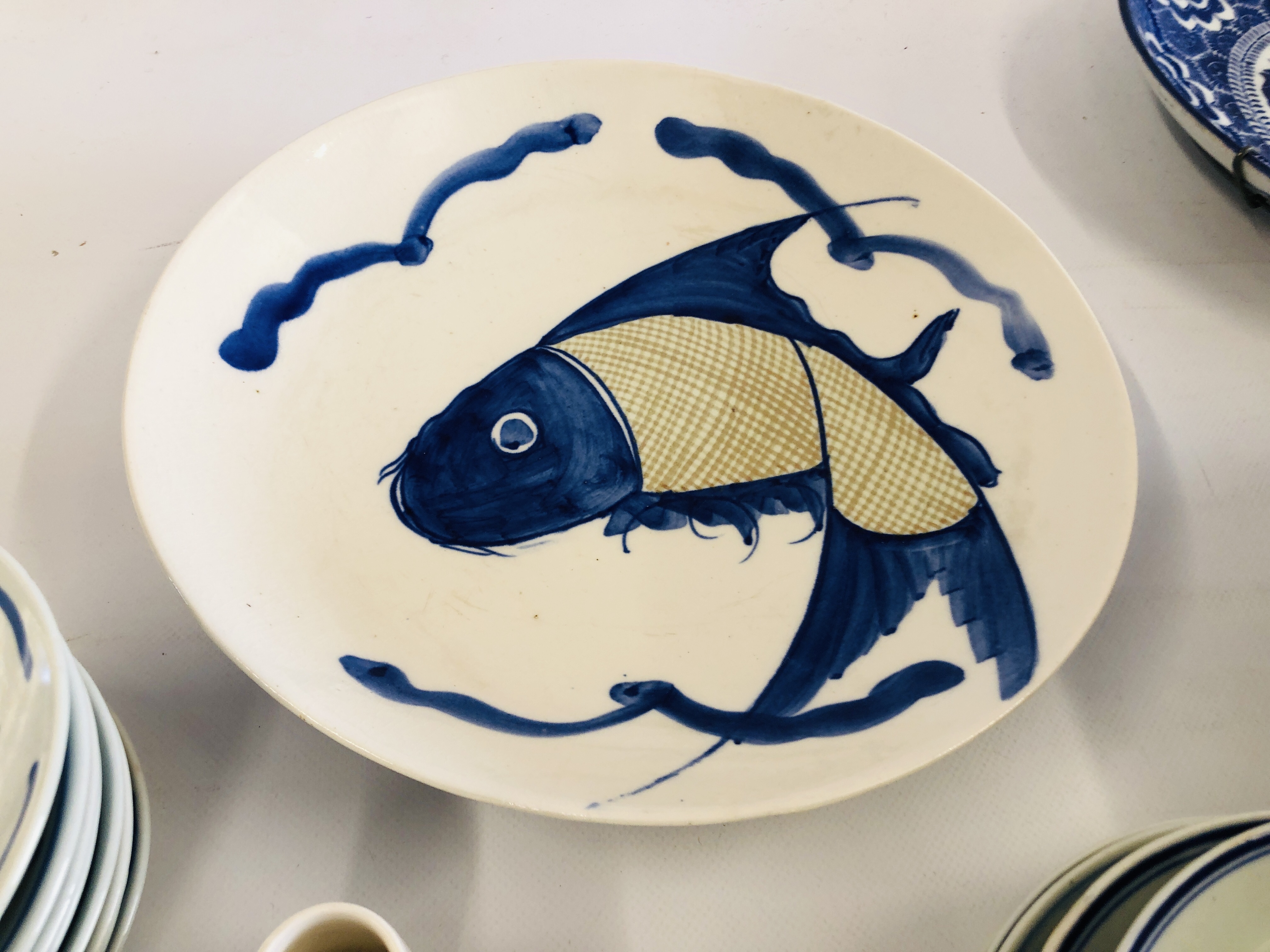 A GROUP OF CHINESE BLUE AND WHITE PLATES AND DISHES DECORATED WITH A FISH SYMBOL ALONG WITH A - Image 8 of 14