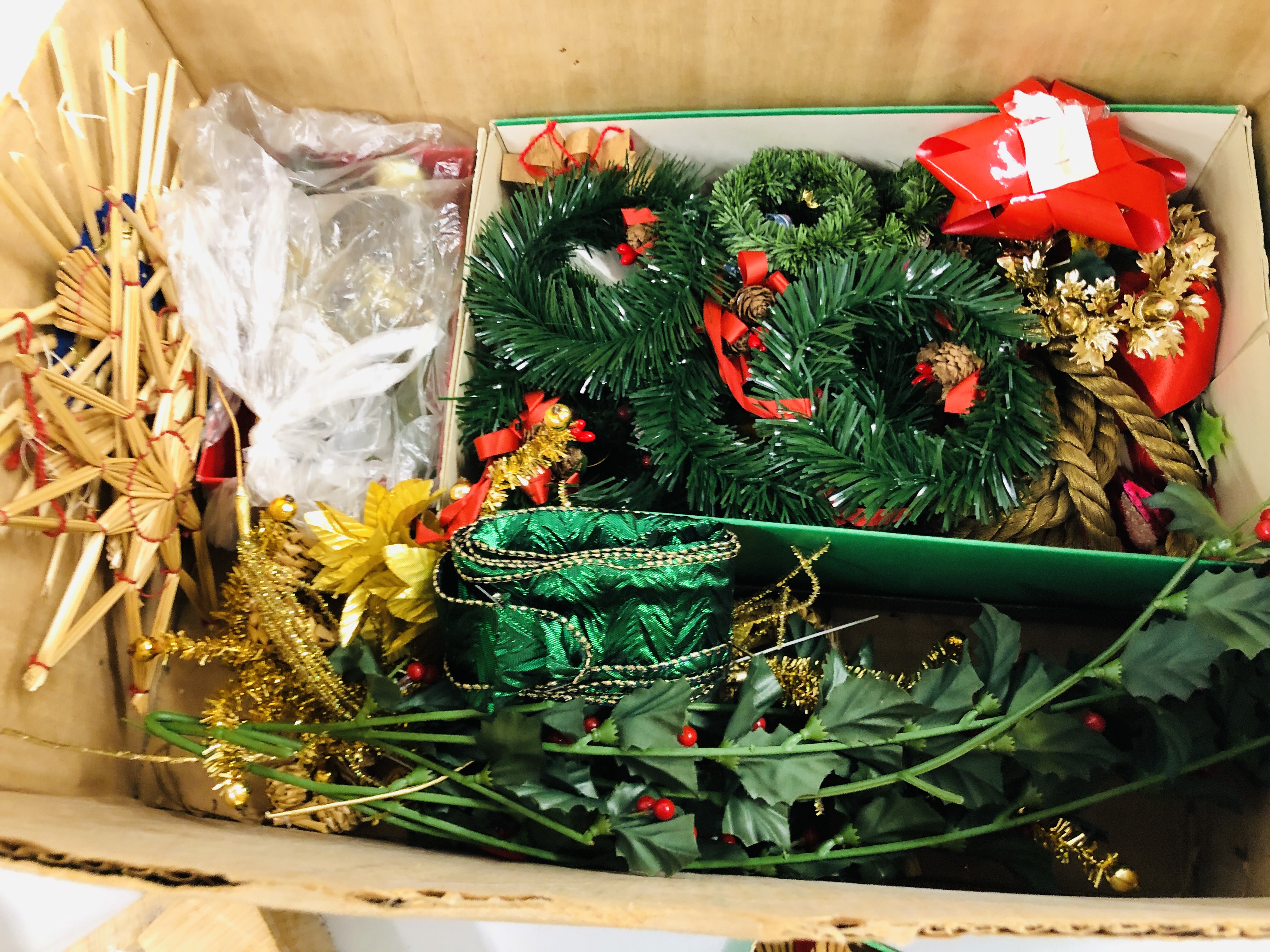 A GROUP OF ASSORTED VINTAGE CHRISTMAS DECORATIONS, RUSSIAN DOLLS, ETC. - Image 7 of 8