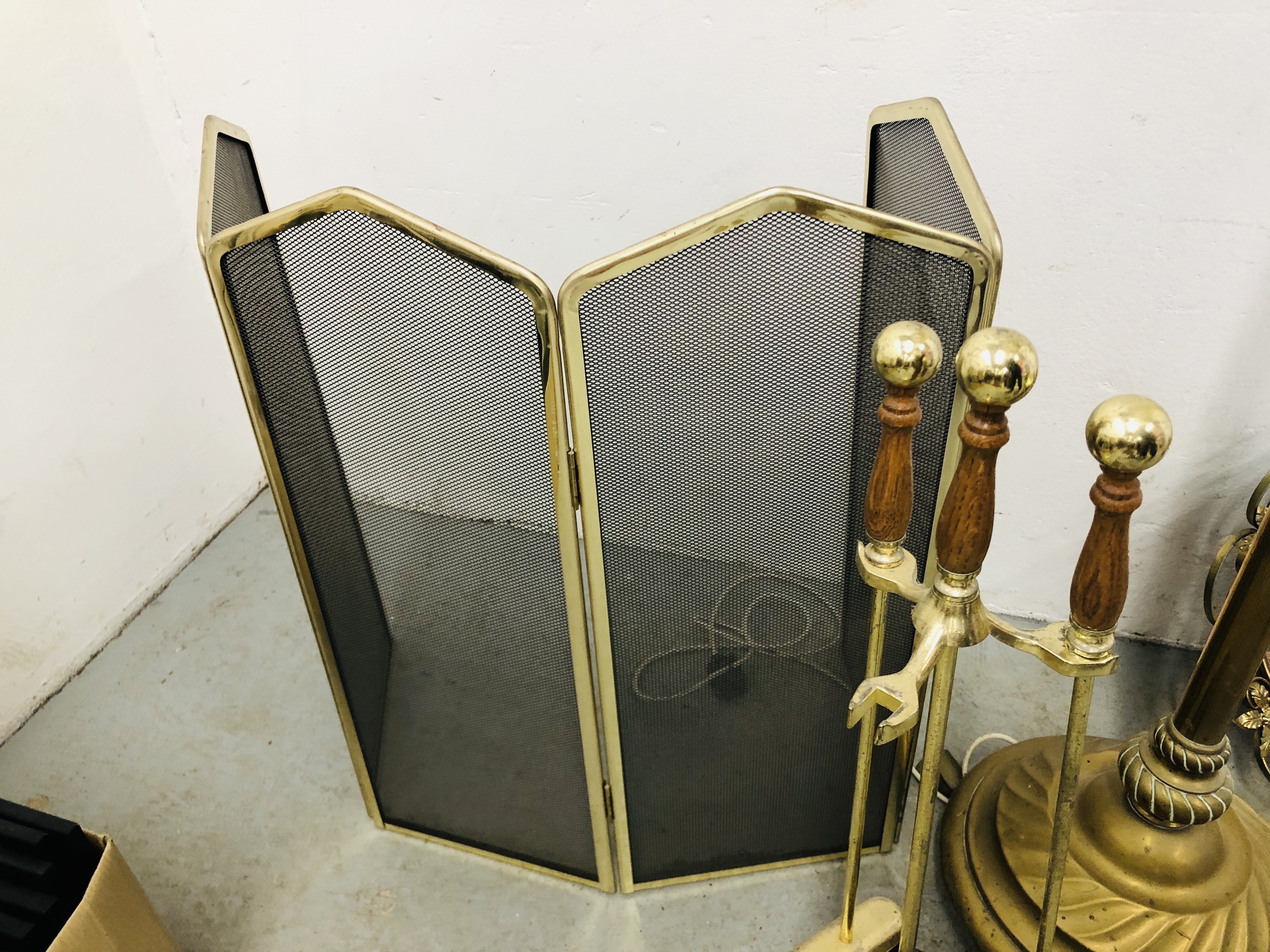 A GROUP OF BRASS WARE TO INCLUDE A MAGAZINE RACK, FIRE SCREEN, 2 ELABORATE MIRRORS, - Image 6 of 6