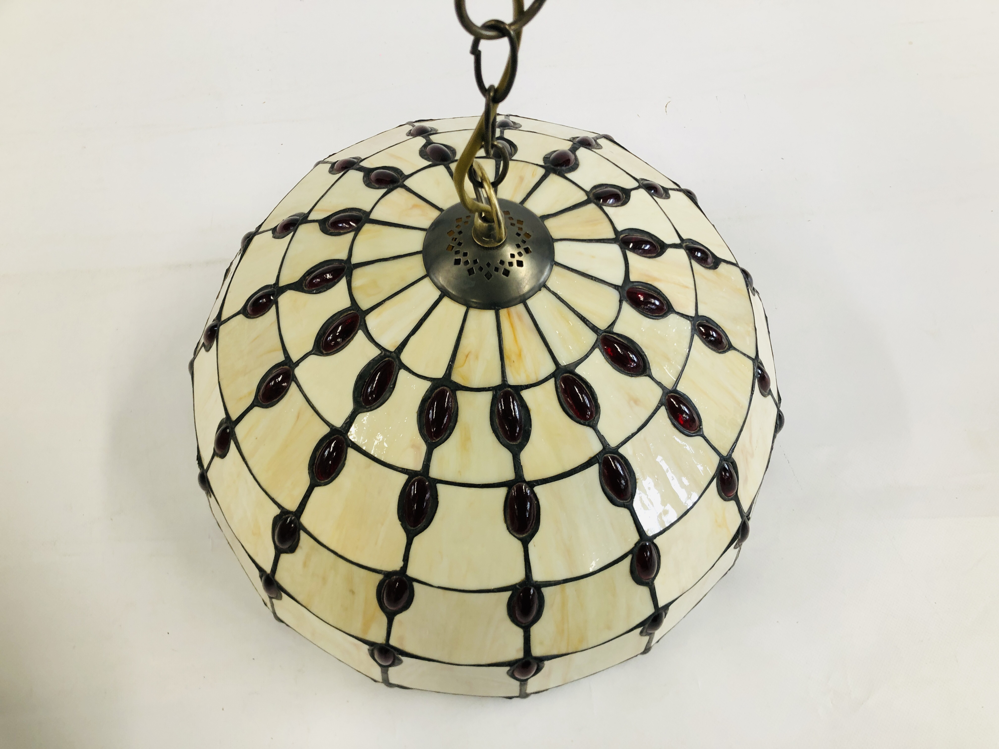 A TIFFANY STYLE LIGHT SHADE AND FITTING A/F - SOLD AS SEEN - Image 3 of 4