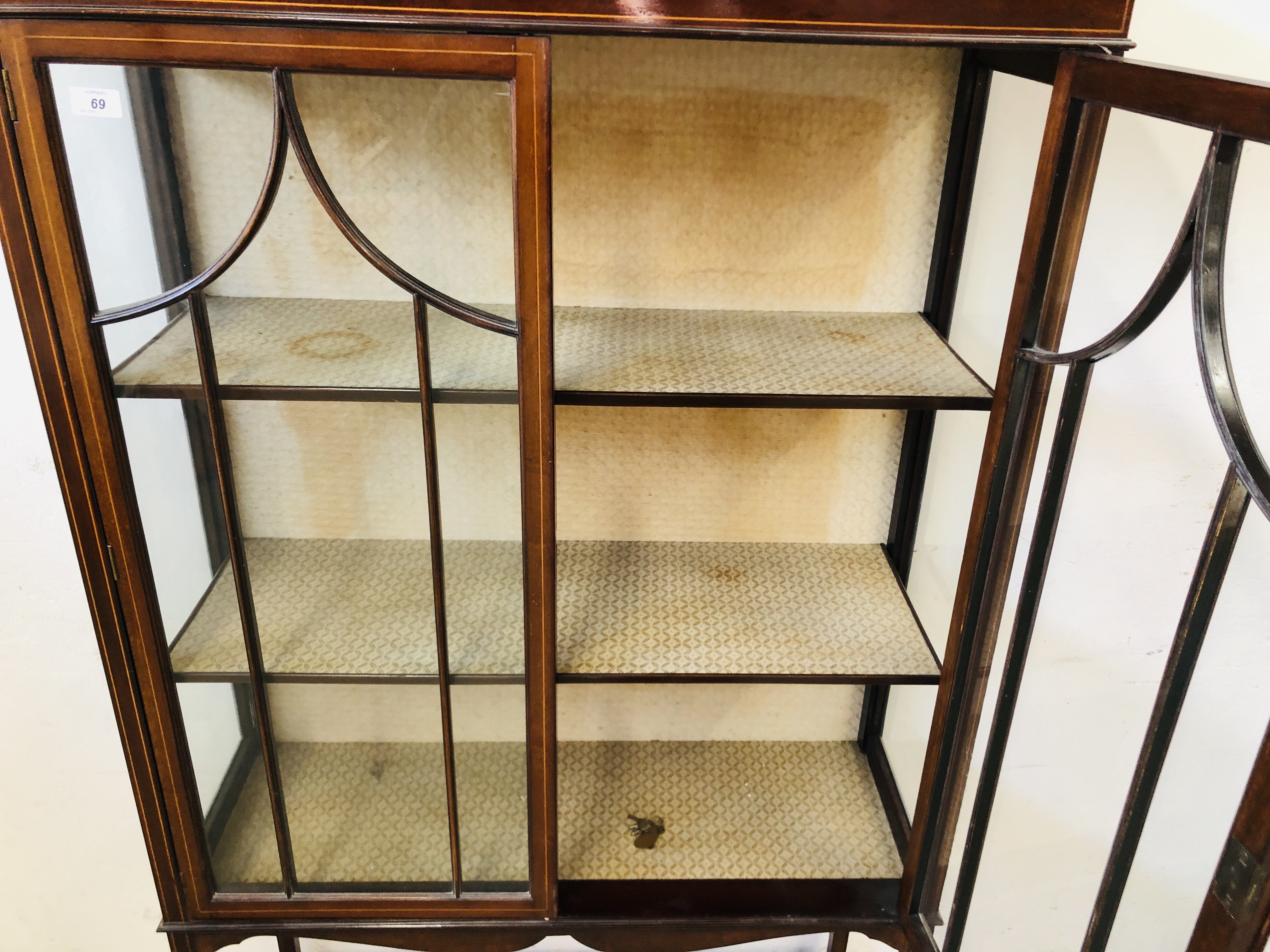 AN ANTIQUE MAHOGANY AND INLAID 2 DOOR GLAZED CABINET WITH LOWER TIER W 100CM X D 36CM X H 170CM. - Image 6 of 6