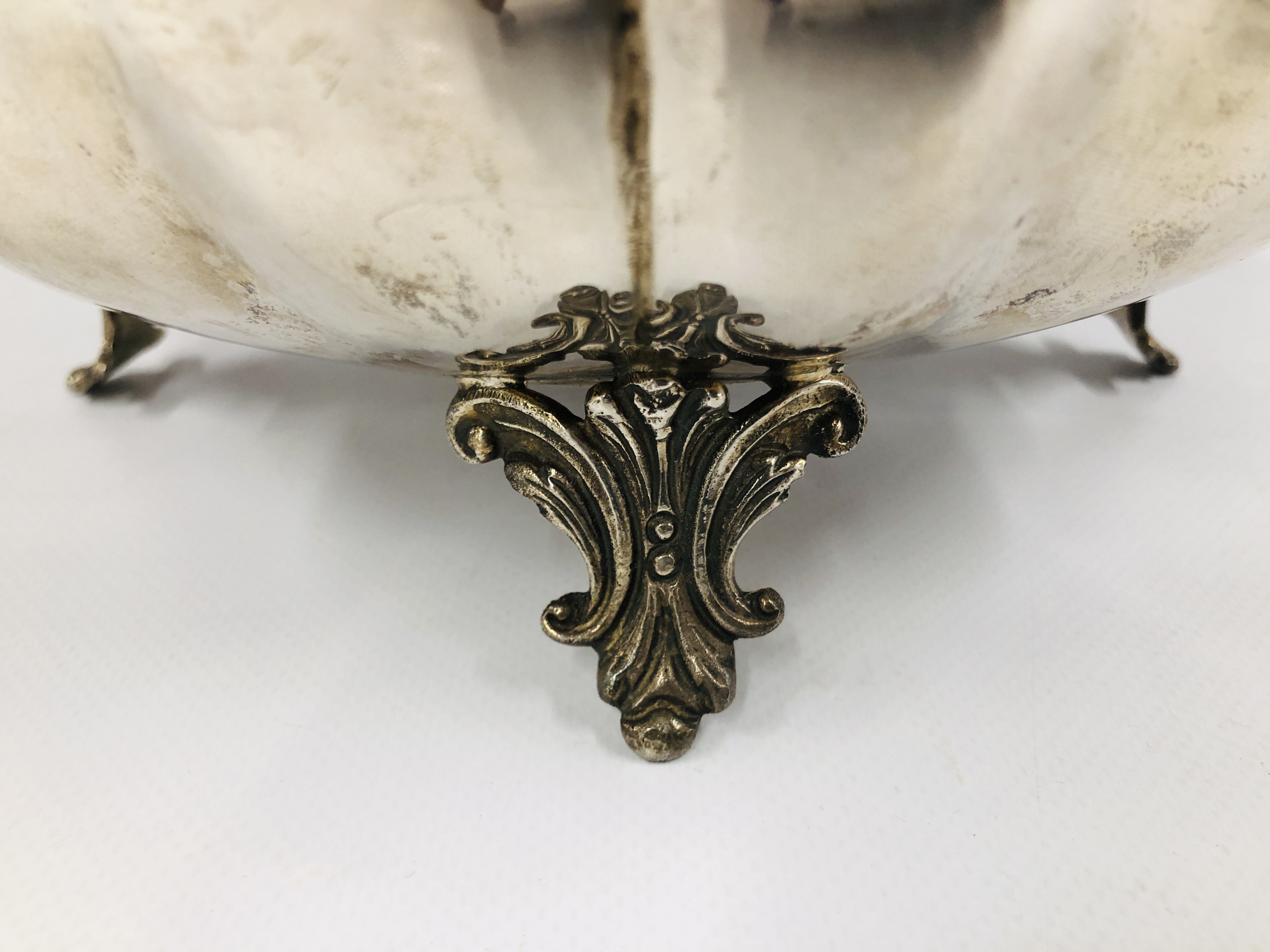 A SILVER AND GILT FRUIT BOWL, CIRCULAR LOBED MOLDED BORDER ON FOUR OPENWORK SCROLL FEET, DIA. - Image 5 of 10