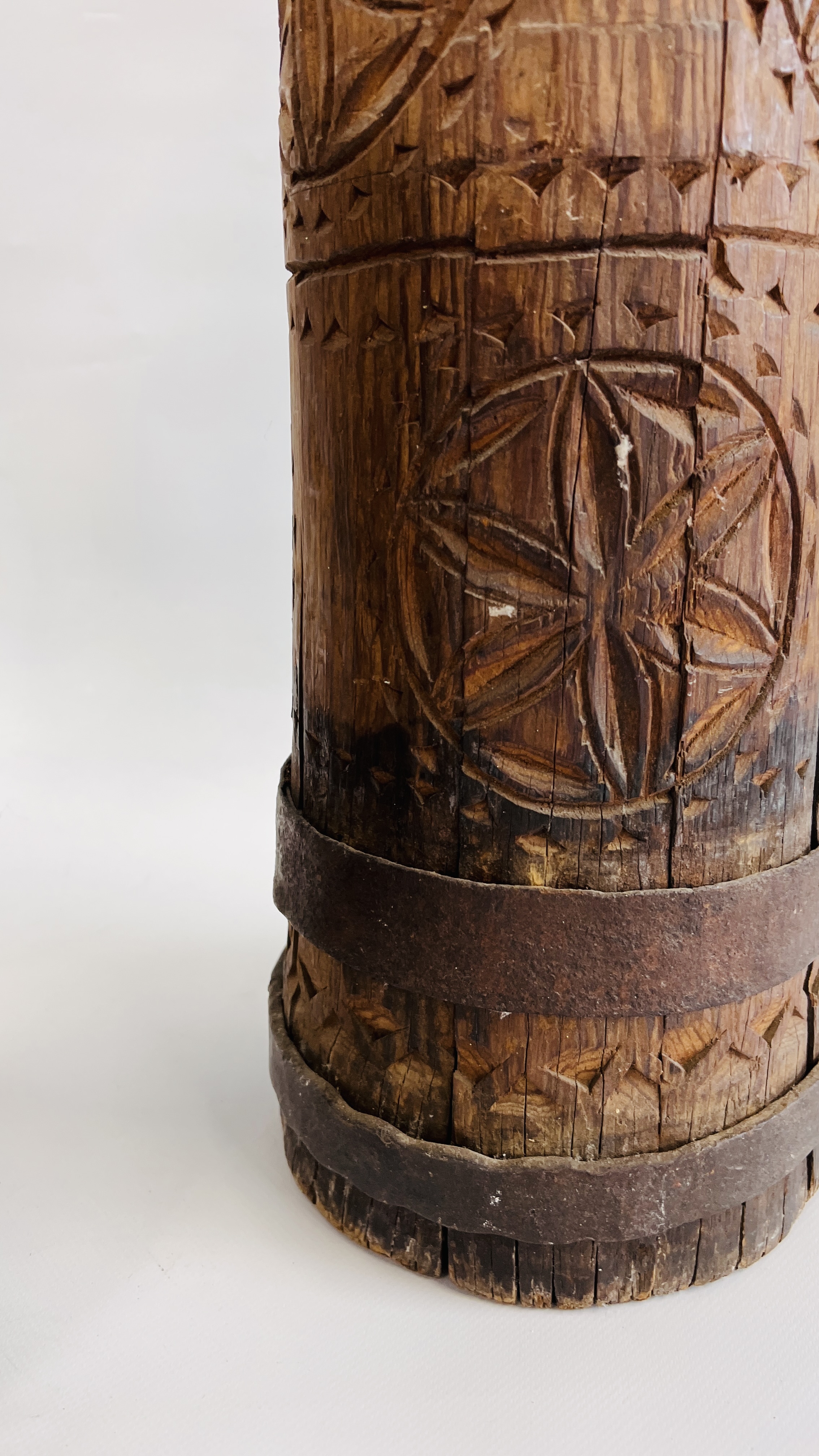 A VINTAGE OAK PLANTER INSET IN A METAL CRAFT STAND H 39CM ALONG WITH A FURTHER CARVED HARDWOOD - Image 7 of 9