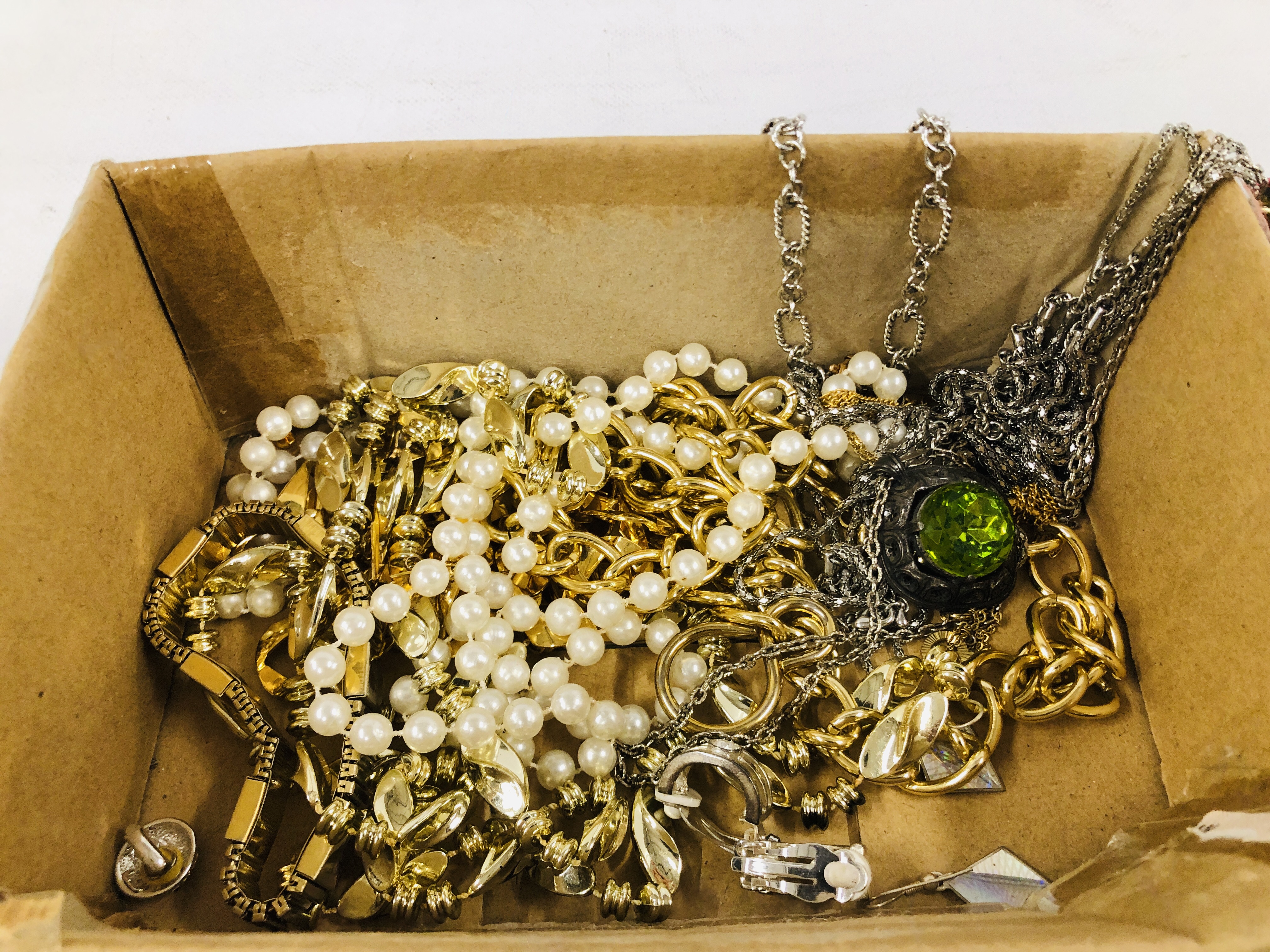 A BOX CONTAINING AN EXTENSIVE COLLECTION OF ASSORTED VINTAGE AND MODERN COSTUME JEWELLERY - RINGS, - Image 5 of 12