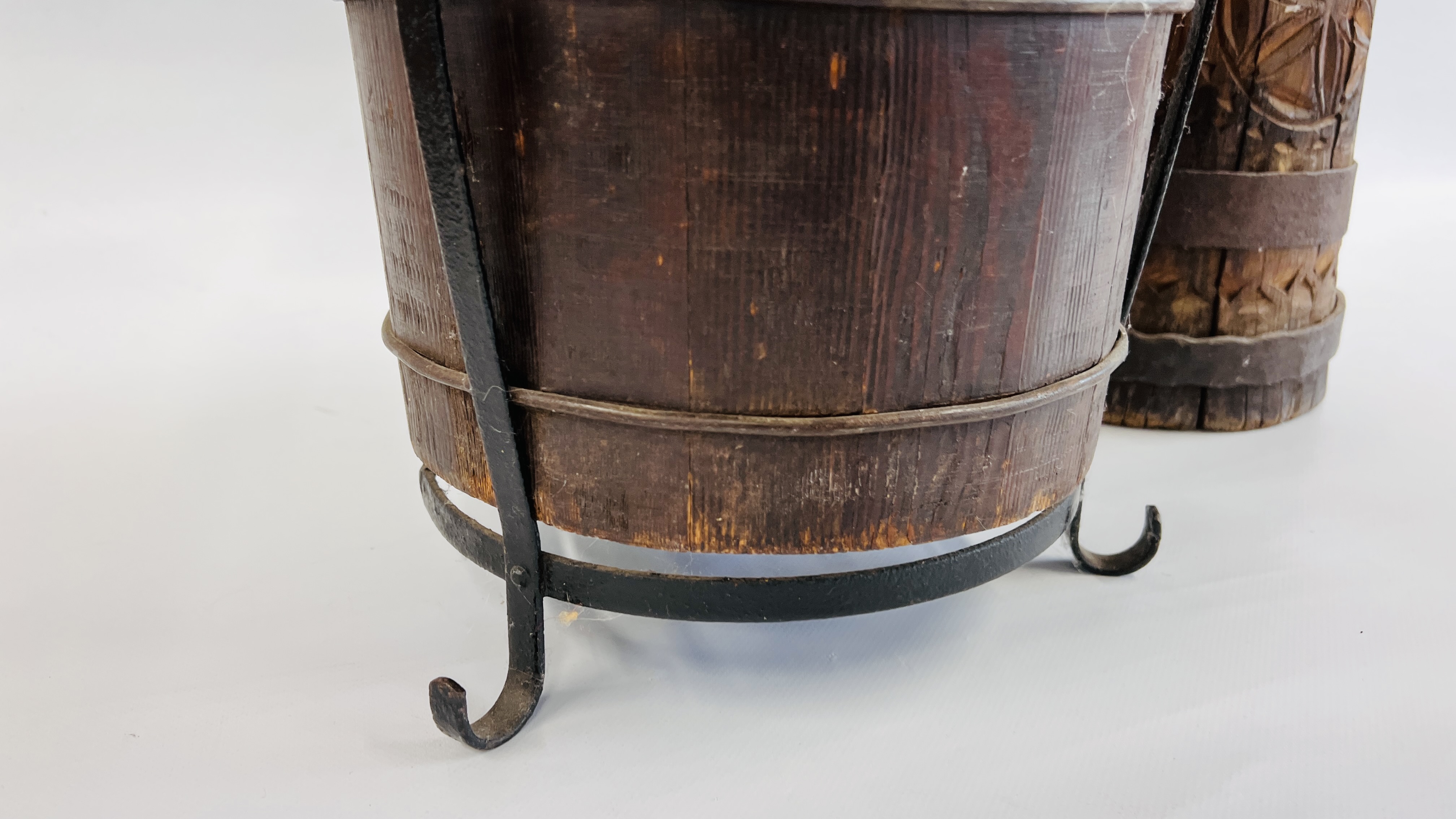 A VINTAGE OAK PLANTER INSET IN A METAL CRAFT STAND H 39CM ALONG WITH A FURTHER CARVED HARDWOOD - Image 5 of 9