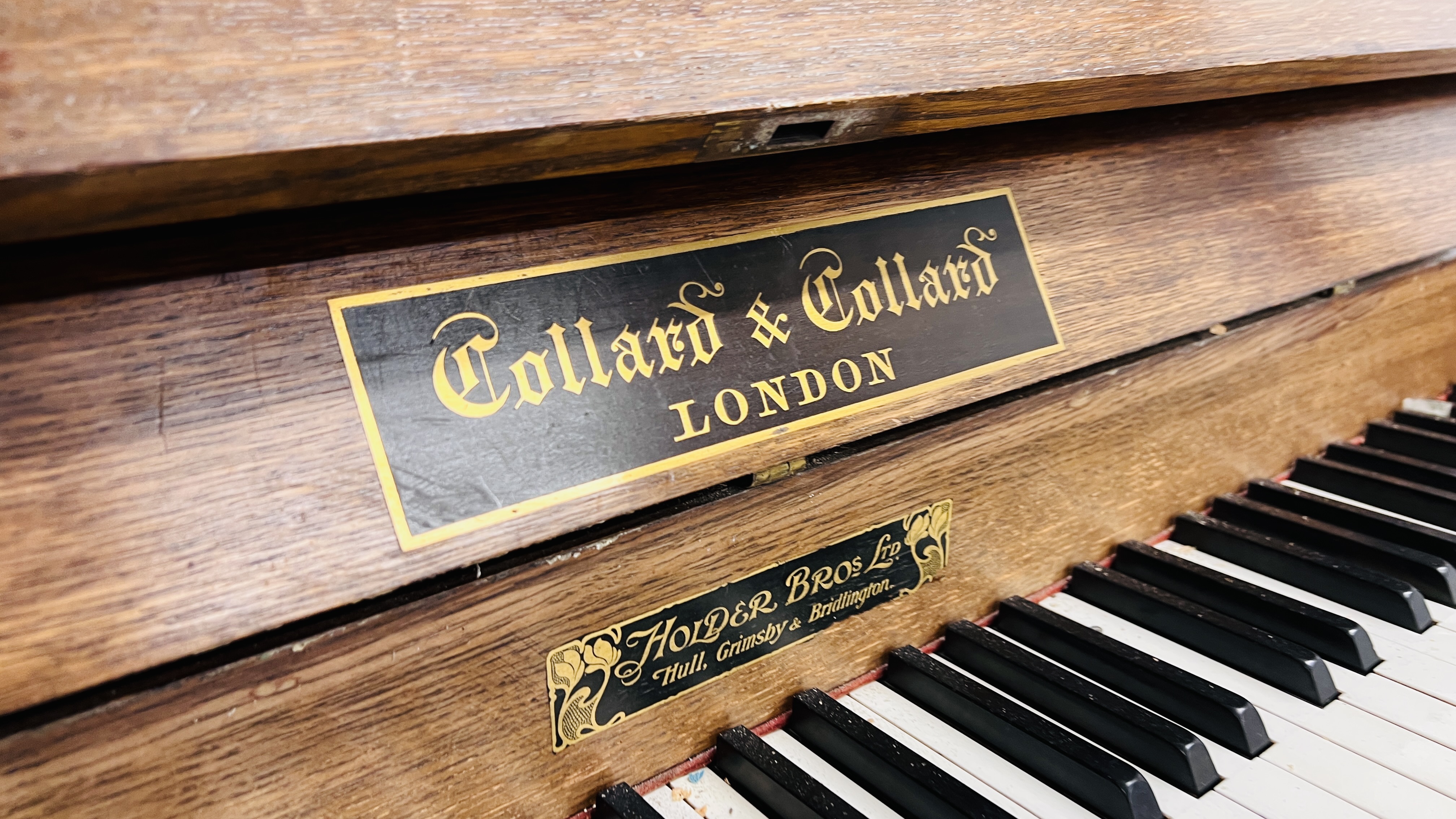 A VINTAGE OAK ARTS AND CRAFTS PIANO WITH ORIGINAL MAKERS LABEL COLLARD & COLLARD HOLDER BROS. - Image 3 of 12