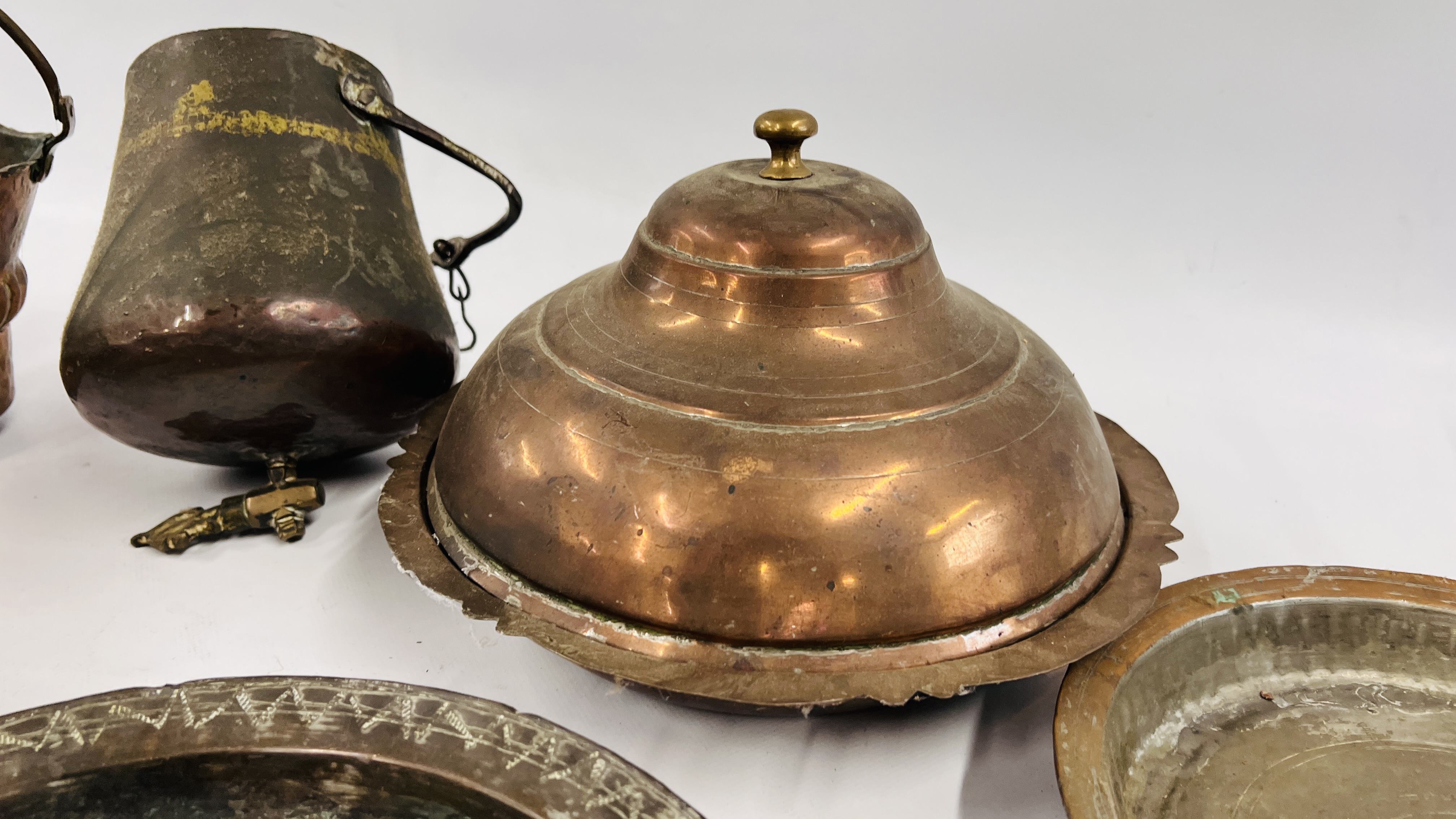 A BOX OF ASSORTED MIDDLE EASTERN AND ASIAN METAL WARE ARTIFACTS COMPRISING PANS, CONTAINER, VESSELS, - Image 14 of 16