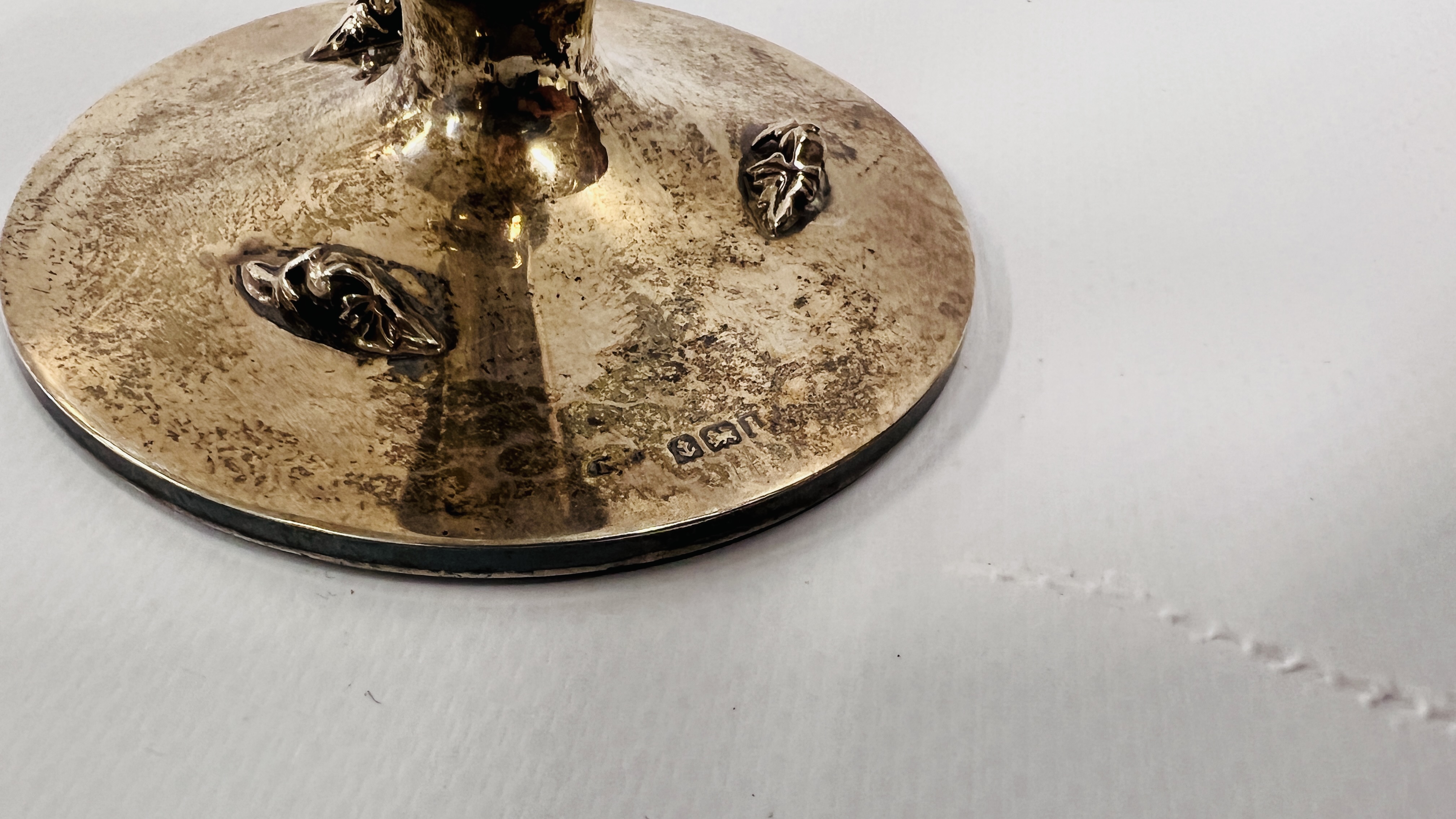 AN ANTIQUE SILVER HAT PIN STAND WITH APPLIED DECORATION, BIRMINGHAM ASSAY, RUBBED MAKERS MARK. H 16. - Image 6 of 7