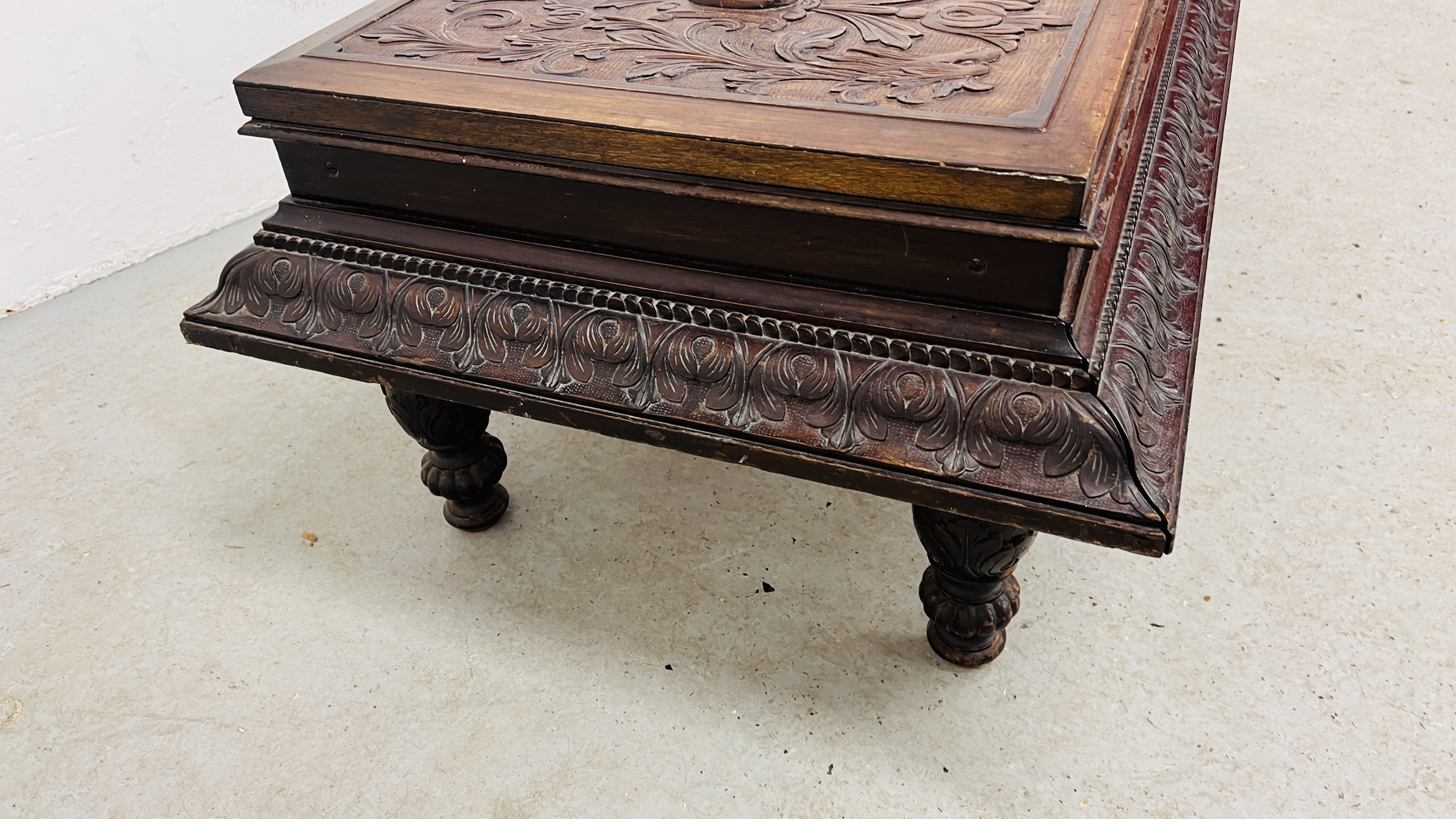 A CARVED VINTAGE THREE PANELLED TOP LOW CHEST, W 135CM, D 66CM, H 42CM WITH EACH LID BEING 40. - Image 8 of 13