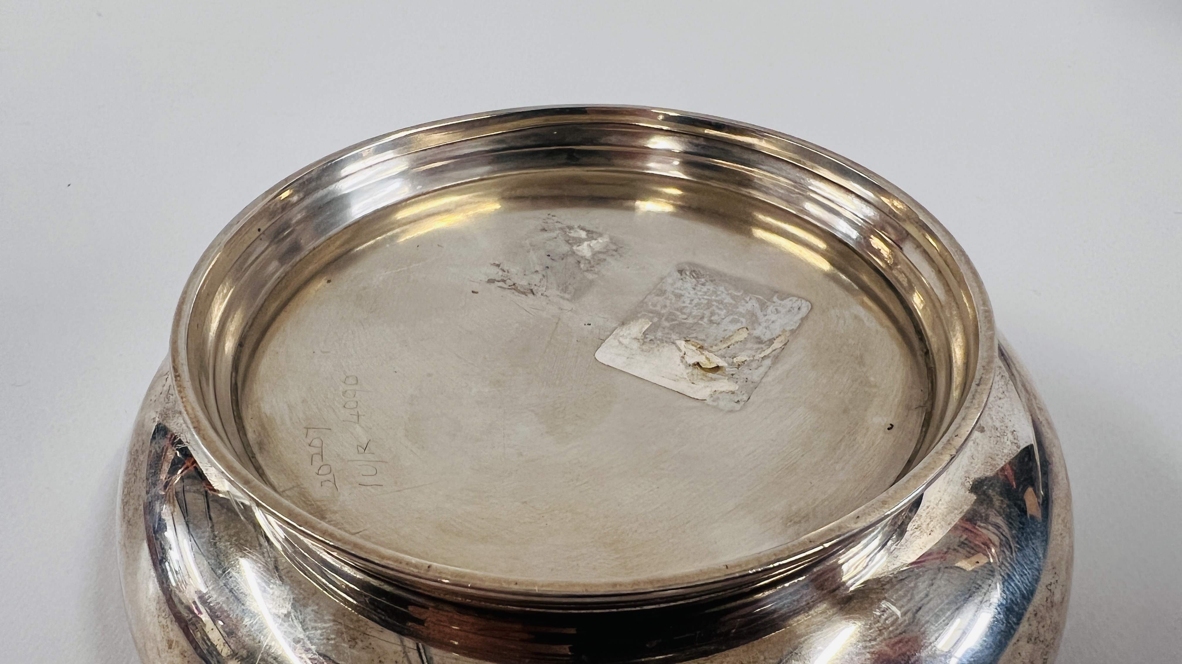 A SILVER DISH, DIAMETER 12.5CM., LONDON ASSAY, MAKER BARNARDS LTD. - Image 3 of 6