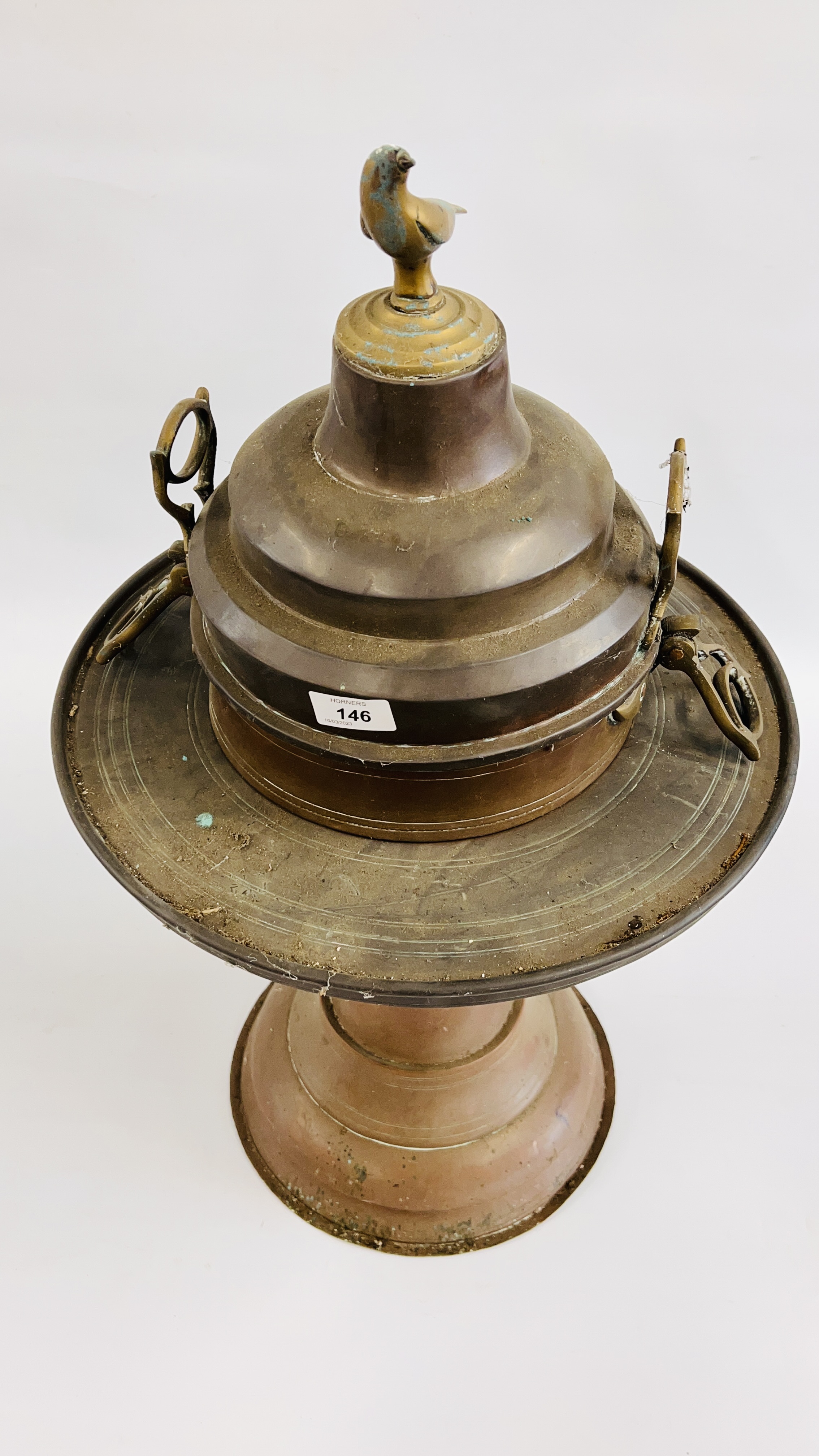 AN IMPRESSIVE MIDDLE EASTERN COPPER AND BRASS BRAZIER WITH BRASS BIRD FINIAL, H 70CM. - Image 6 of 10