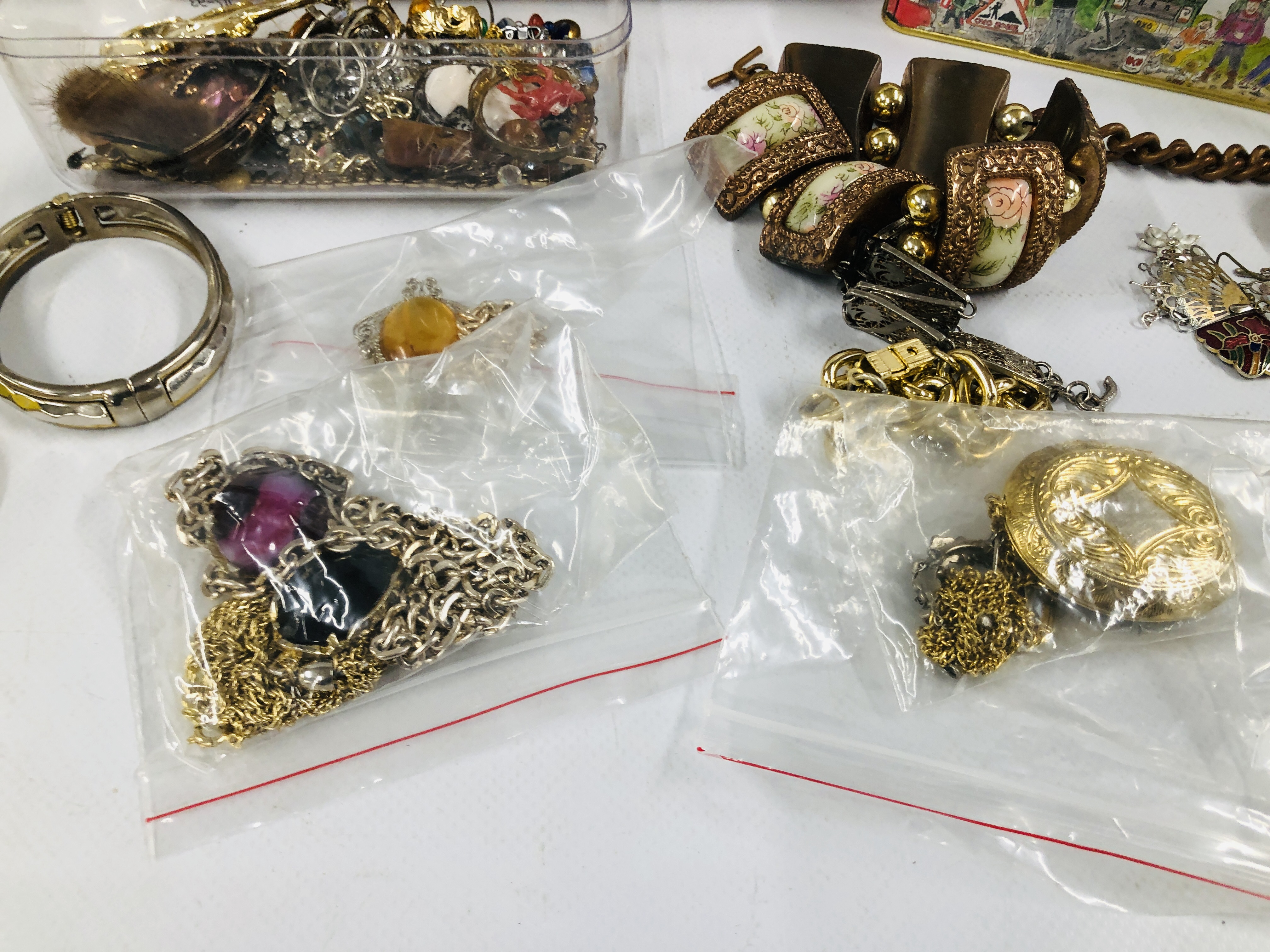 A BOX CONTAINING AN EXTENSIVE COLLECTION OF ASSORTED VINTAGE AND MODERN COSTUME JEWELLERY - RINGS, - Image 9 of 12