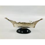 A CONTINENTAL WHITE METAL POSY IN THE FORM OF A VIKING SHIP ON AN OVAL HORN FINISH BASE, L 22.