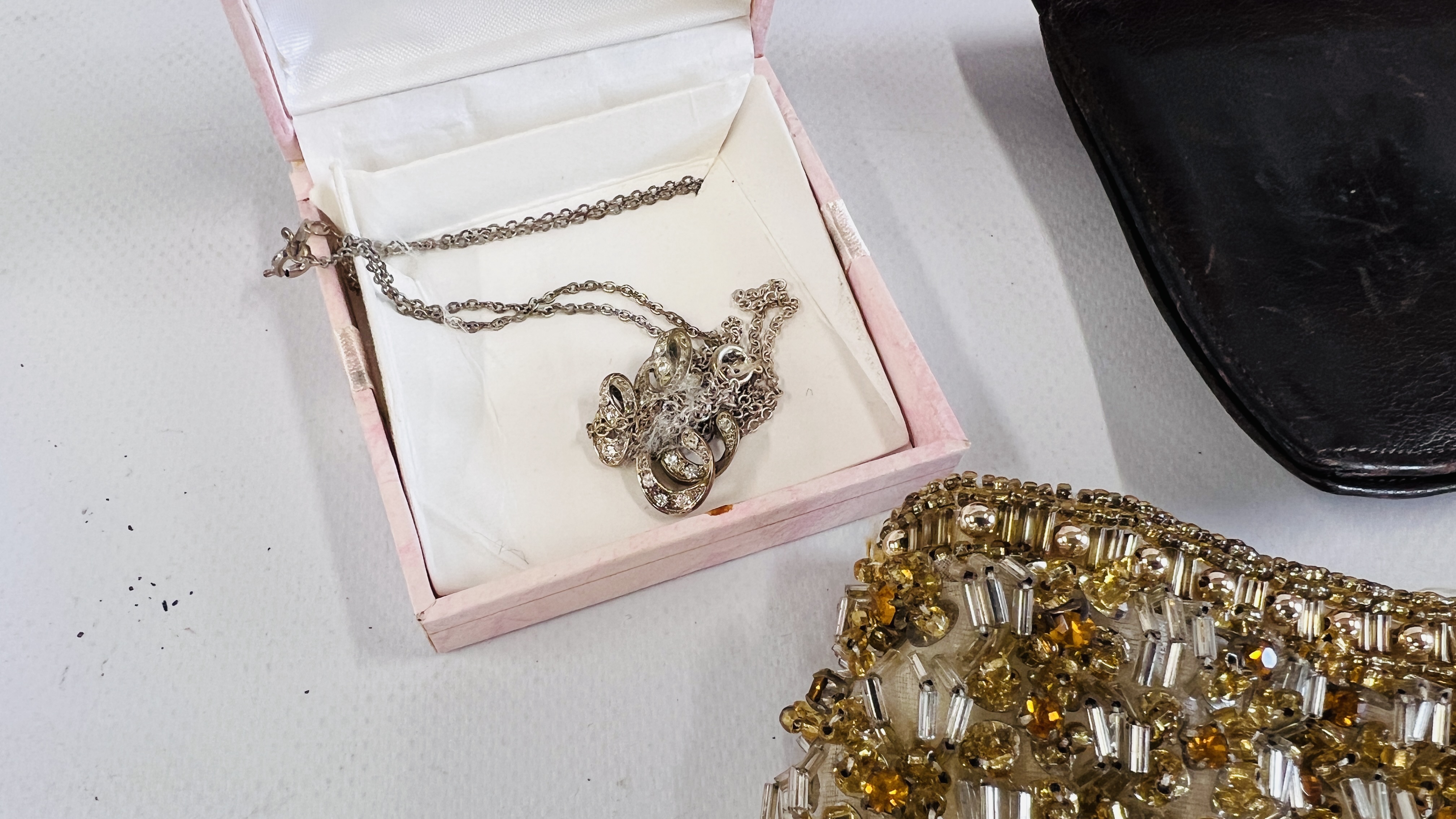 A BOX OF ASSORTED VINTAGE COSTUME JEWELLERY TO INCLUDE SIMULATED PEARLS, KELTON WRIST WATCH A/F, - Image 10 of 10