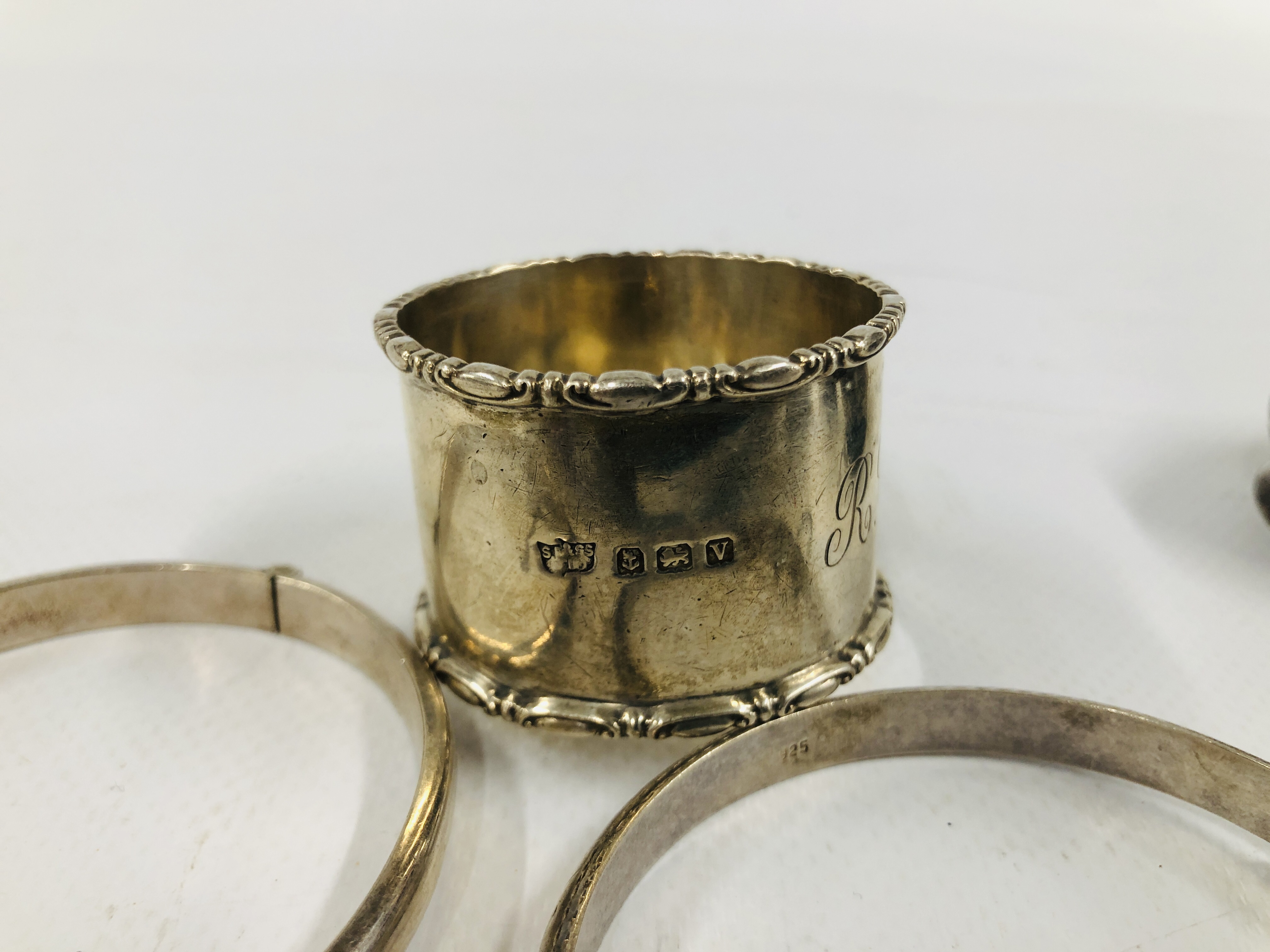 MIXED SILVER ITEMS TO INCLUDE CHARLES HORNER, BRACELET, THIMBLES, ETC. - Image 13 of 16