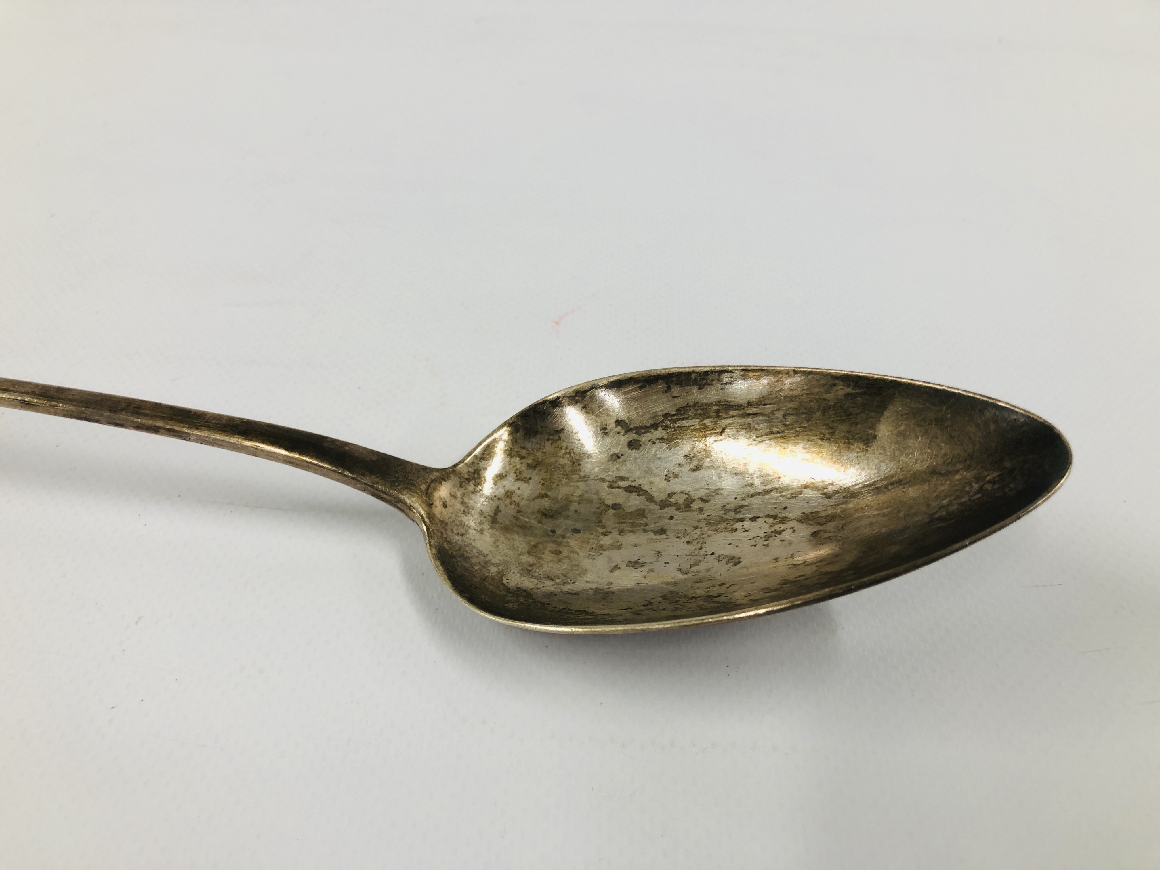 AN ANTIQUE SILVER SERVING SPOON, LONDON ASSAY MAKERS MARK I.L, LENGTH 30.5CM. - Image 5 of 10