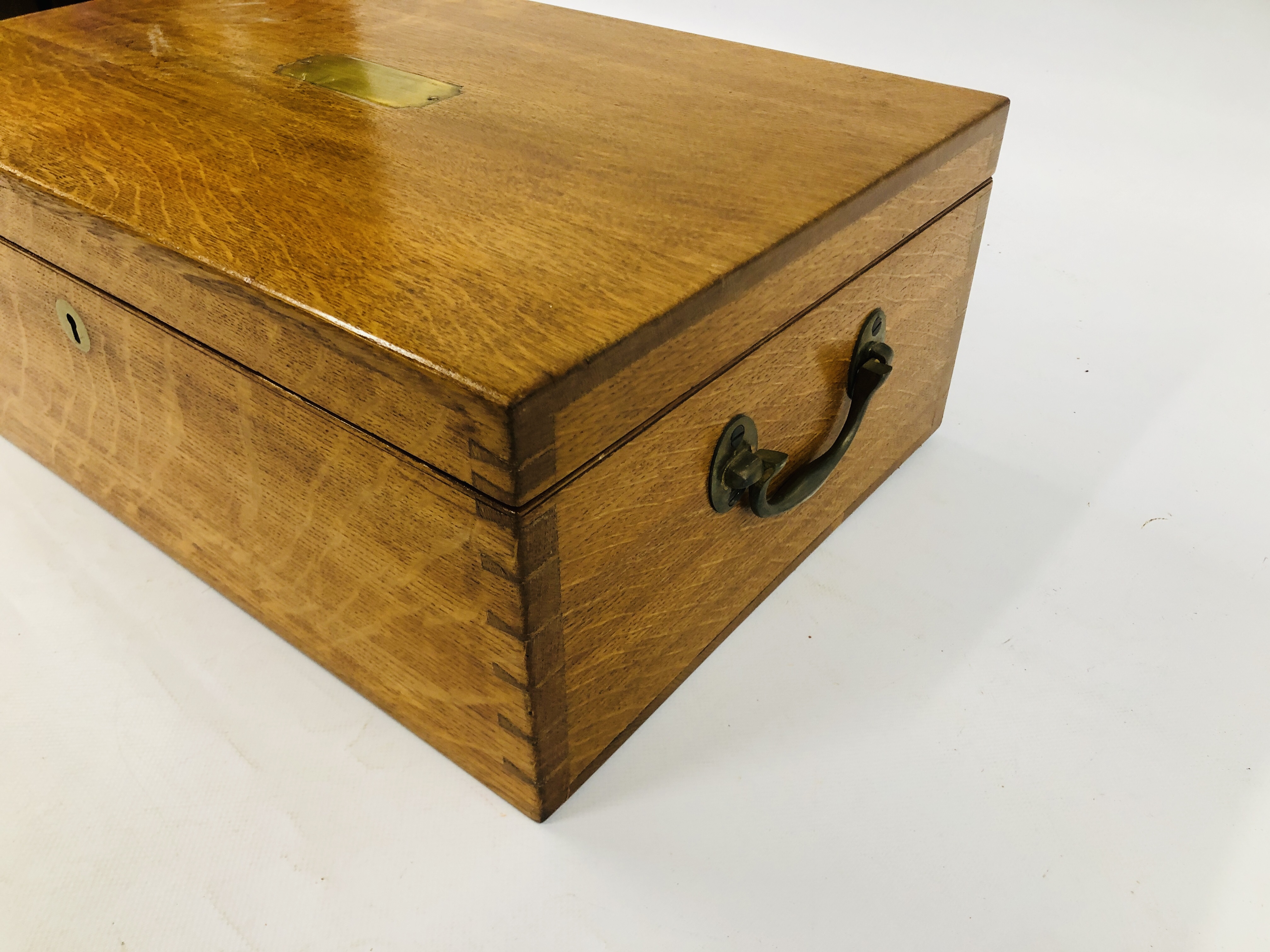 AN OAK CASED ELKINGTON CANTEEN OF CUTLERY SUPPLIED BY WINDSOR BISHOP NORWICH. - Image 7 of 8