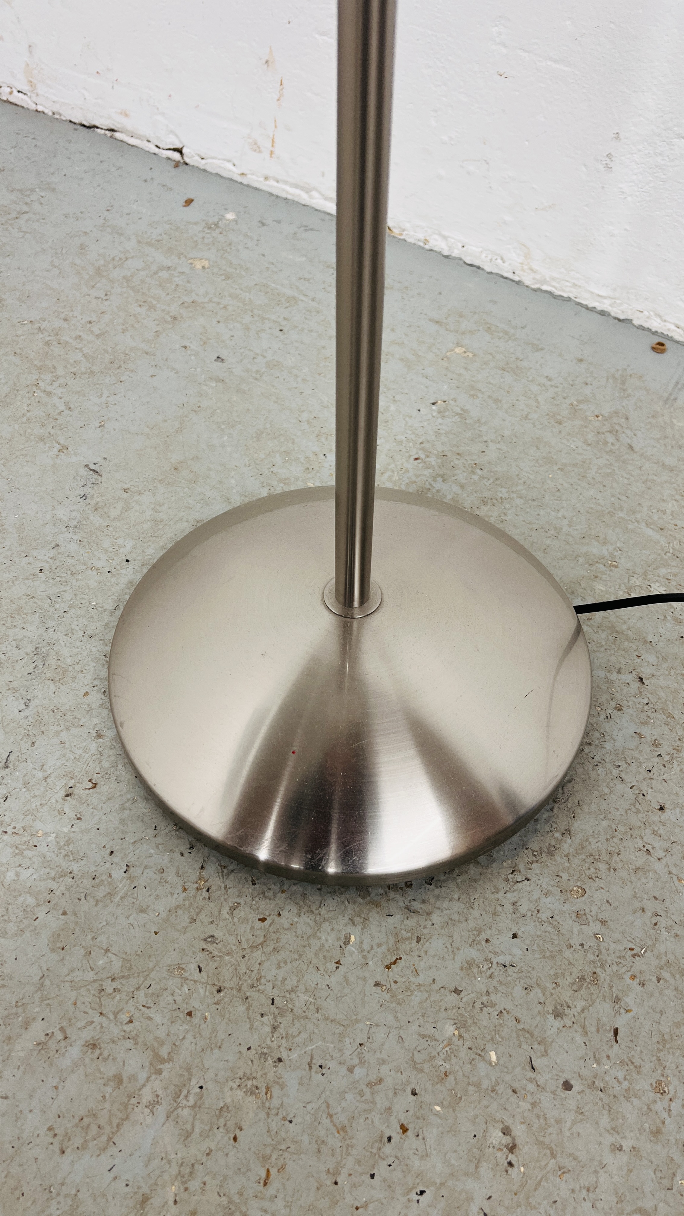 A CHROME FINISH STANDARD LAMP WITH GLASS SHADE - SOLD AS SEEN. - Image 4 of 4