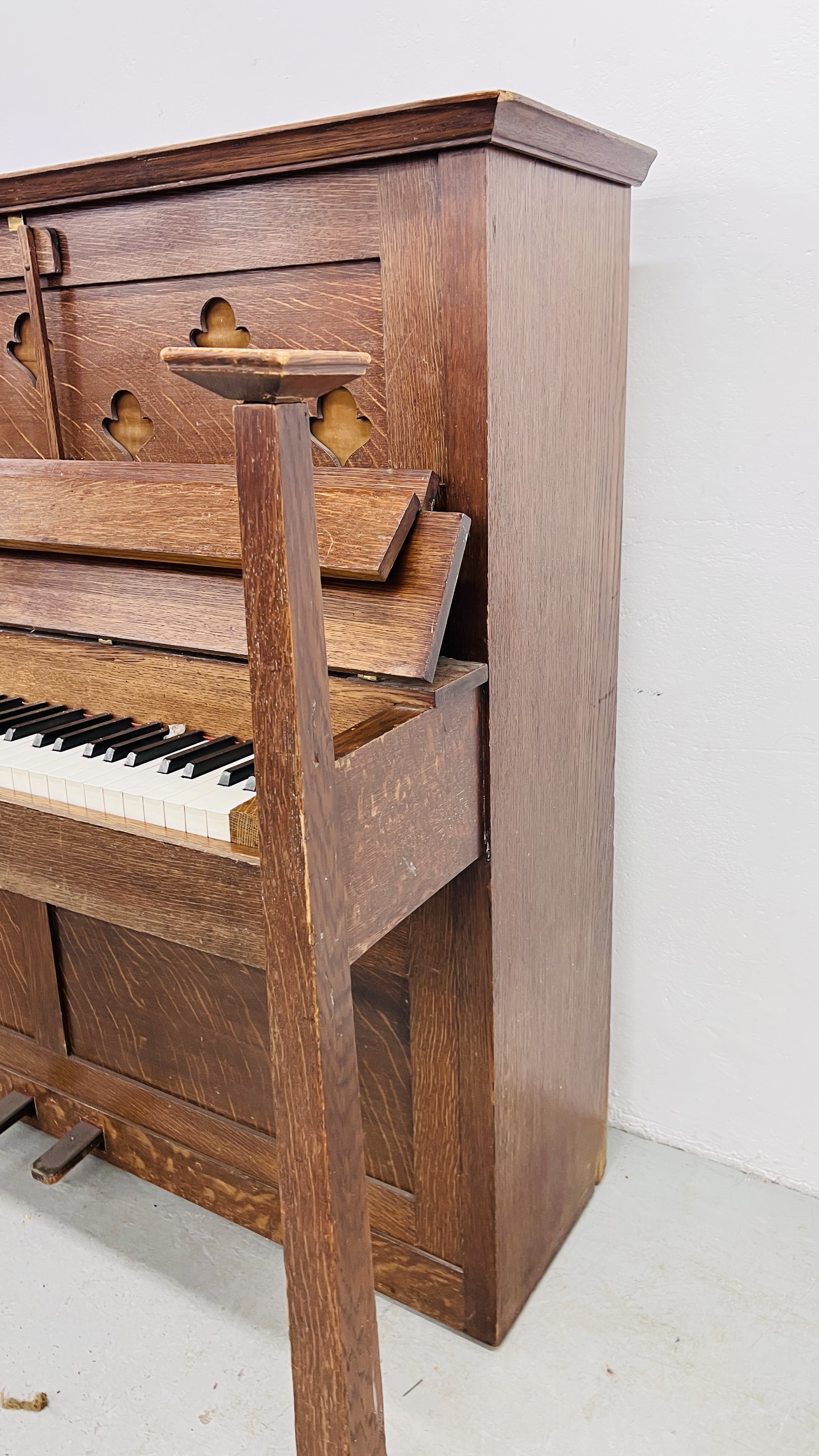 A VINTAGE OAK ARTS AND CRAFTS PIANO WITH ORIGINAL MAKERS LABEL COLLARD & COLLARD HOLDER BROS. - Image 6 of 12