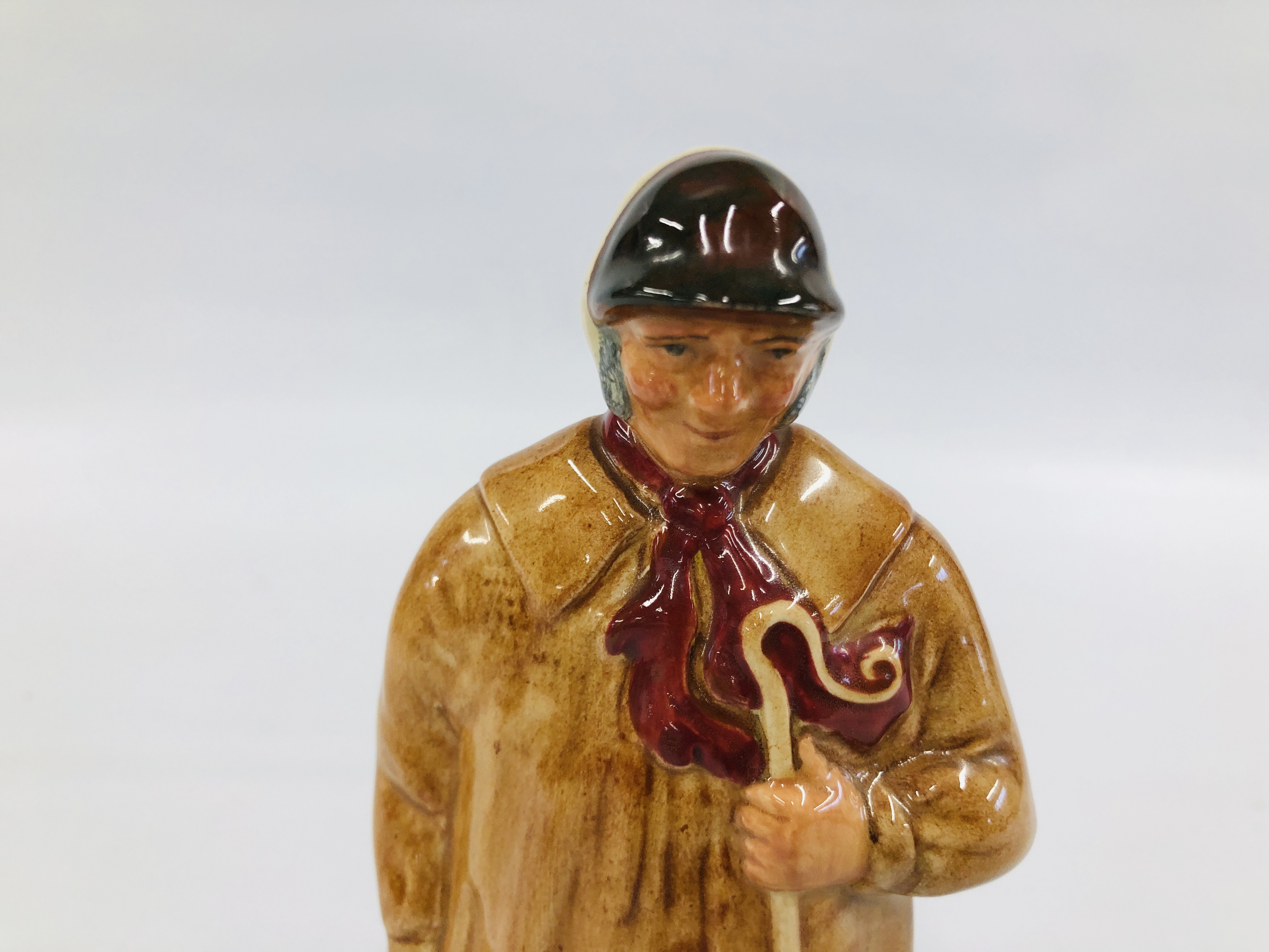 ROYAL DOULTON FIGURE OF "THE SHEPHERD" H.N. 1975 R NO. 842485 22CM H. - Image 2 of 7