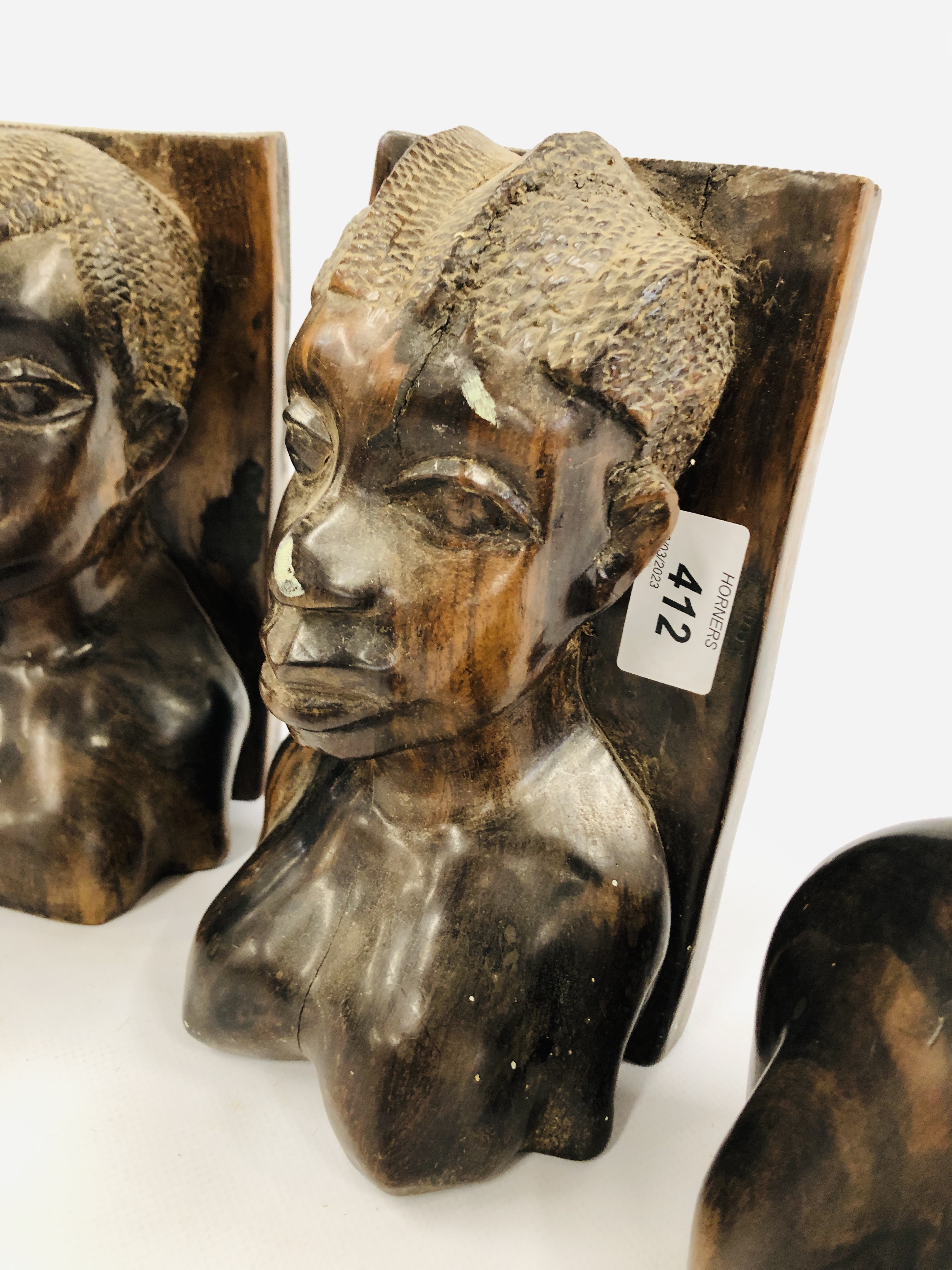 A PAIR OF AFRICAN CARVED HARDWOOD FLATBACK BOOKENDS HEIGHT 20CM. - Image 3 of 5