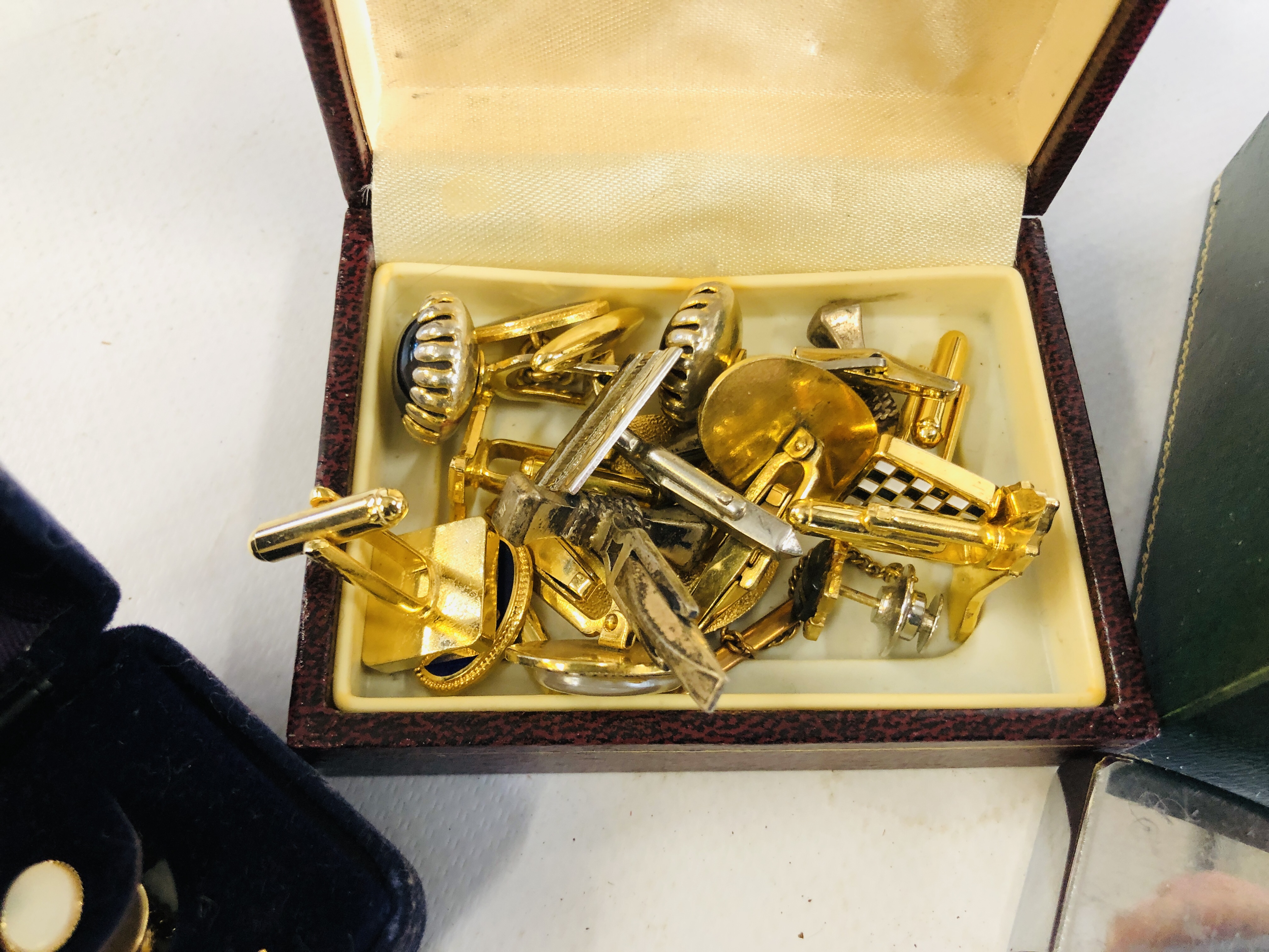 A GROUP OF ASSORTED VINTAGE AND COSTUME JEWELLERY TO INCLUDE A PAIR OF 9CT GOLD CAMEO STUD EARRINGS - Image 3 of 6