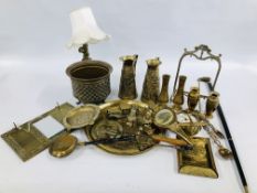 A BOX OF ASSORTED QUALITY VINTAGE BRASS WARE TO INCLUDE A PAIR OF EWERS, PLANTER, GONG STAND,