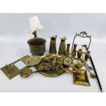 A BOX OF ASSORTED QUALITY VINTAGE BRASS WARE TO INCLUDE A PAIR OF EWERS, PLANTER, GONG STAND,