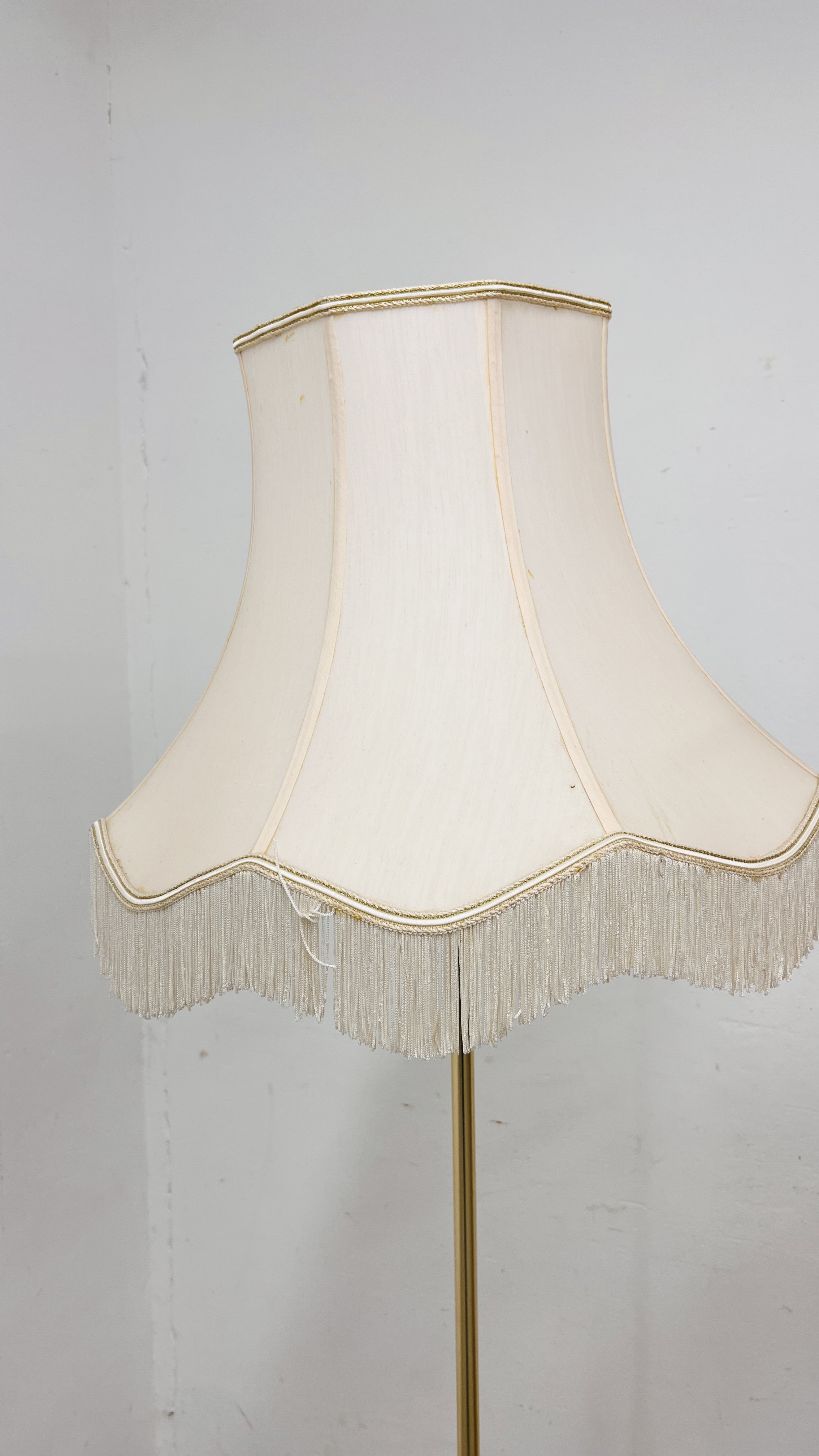 A RETRO BEECH WOOD TRIPOD FOOTED STANDARD LAMP WITH SHADE - WIRE REMOVED - DECO STYLE STANDARD LAMP - Image 4 of 8