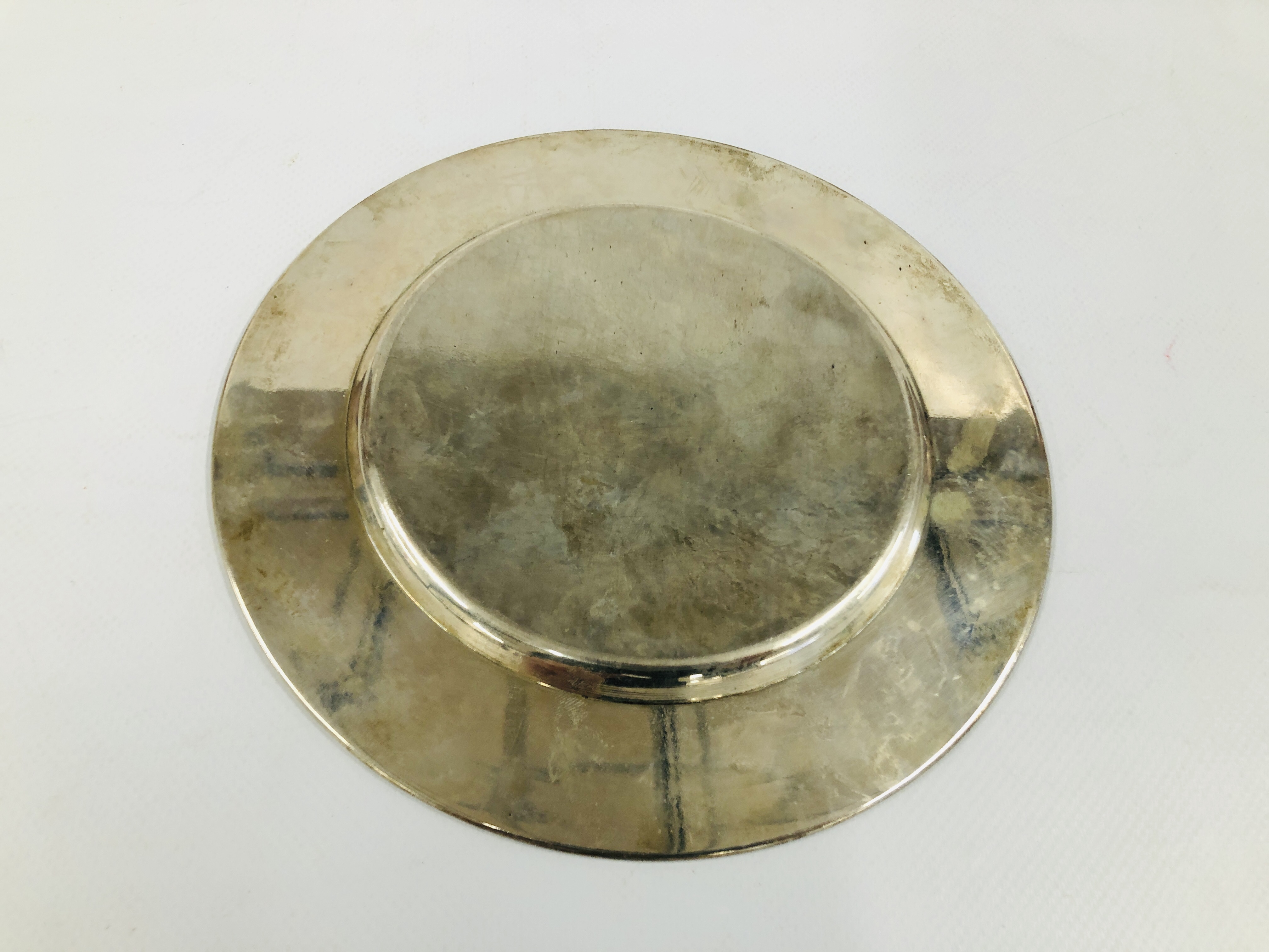 A CONTINENTAL SILVER CIRCULAR PRESENTATION PLATE, STAMPED 800, DIA. 19CM. - Image 8 of 9
