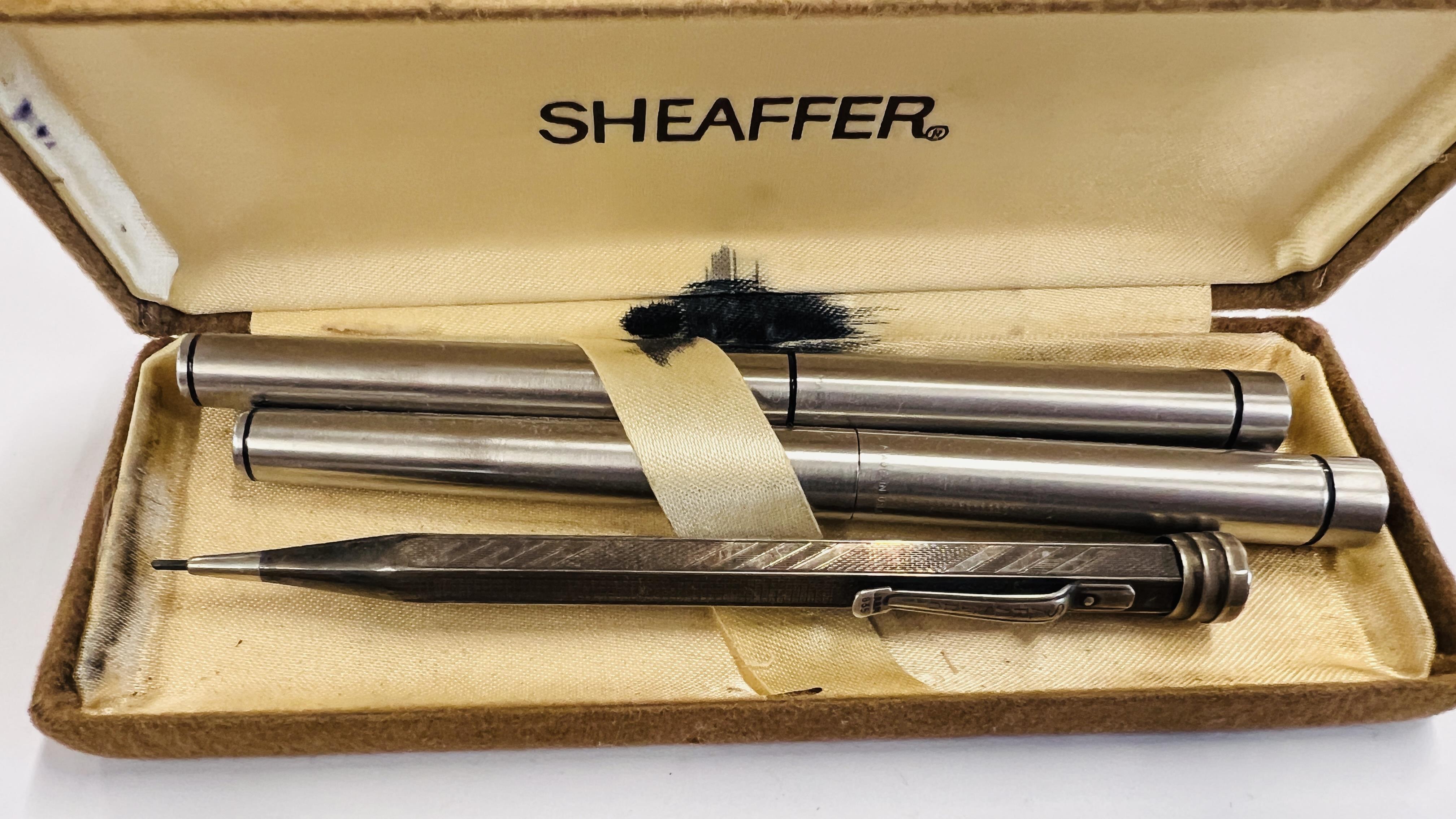 TWO SHEAFFER FOUNTAIN PENS AND BOX ALONG WITH A VINTAGE PROPELLING PENCIL MARKED "SARASTRO" 835. - Image 2 of 4
