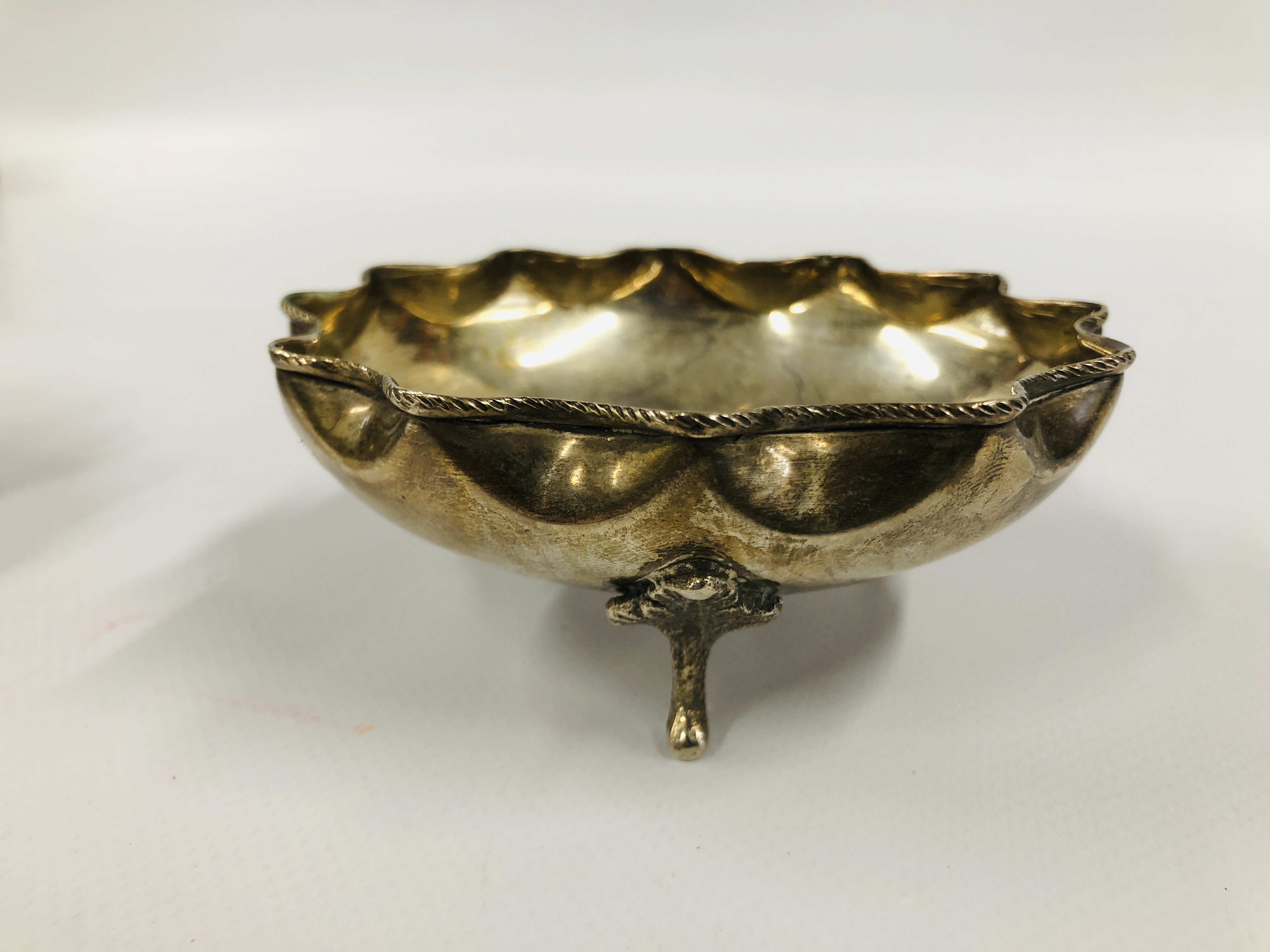 A PAIR OF CONTINENTAL SILVER BOWLS, CIRCULAR WAVY RIM ON TRIPOD FEET, STAMPED 800, DIA. 10.5CM X H. - Image 5 of 14