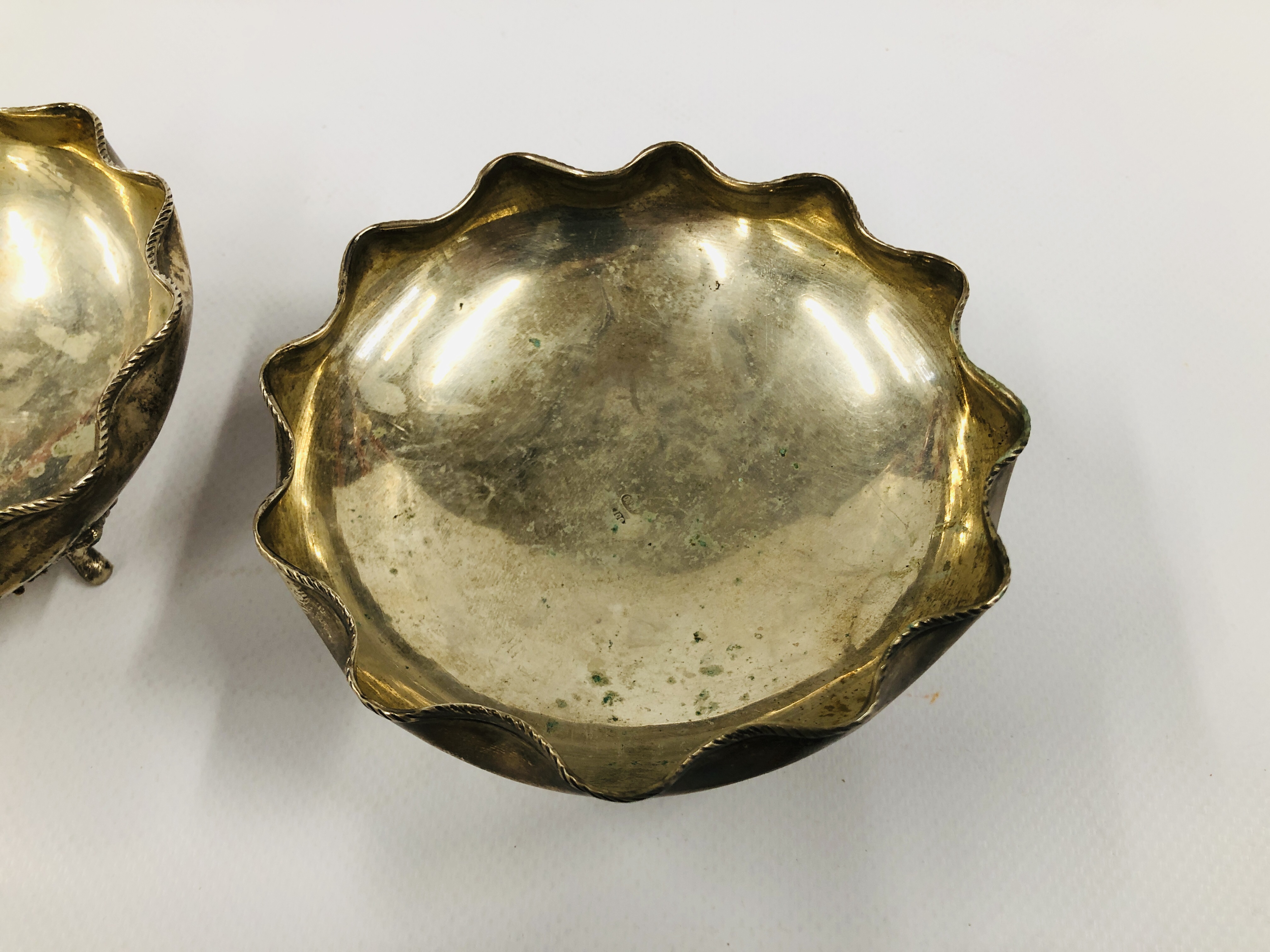 A PAIR OF CONTINENTAL SILVER BOWLS, CIRCULAR WAVY RIM ON TRIPOD FEET, STAMPED 800, DIA. 10.5CM X H. - Image 3 of 14