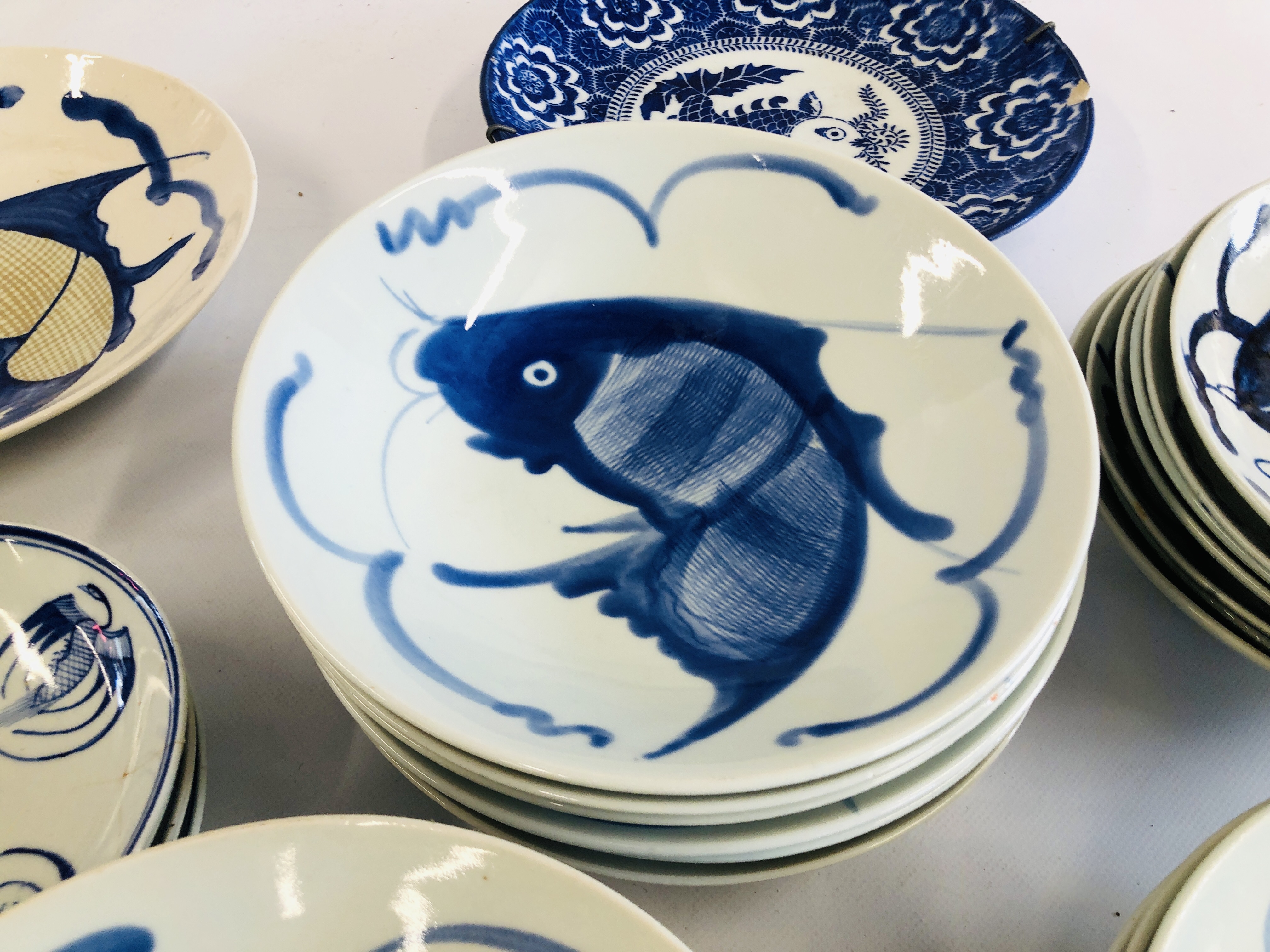 A GROUP OF CHINESE BLUE AND WHITE PLATES AND DISHES DECORATED WITH A FISH SYMBOL ALONG WITH A - Image 4 of 14