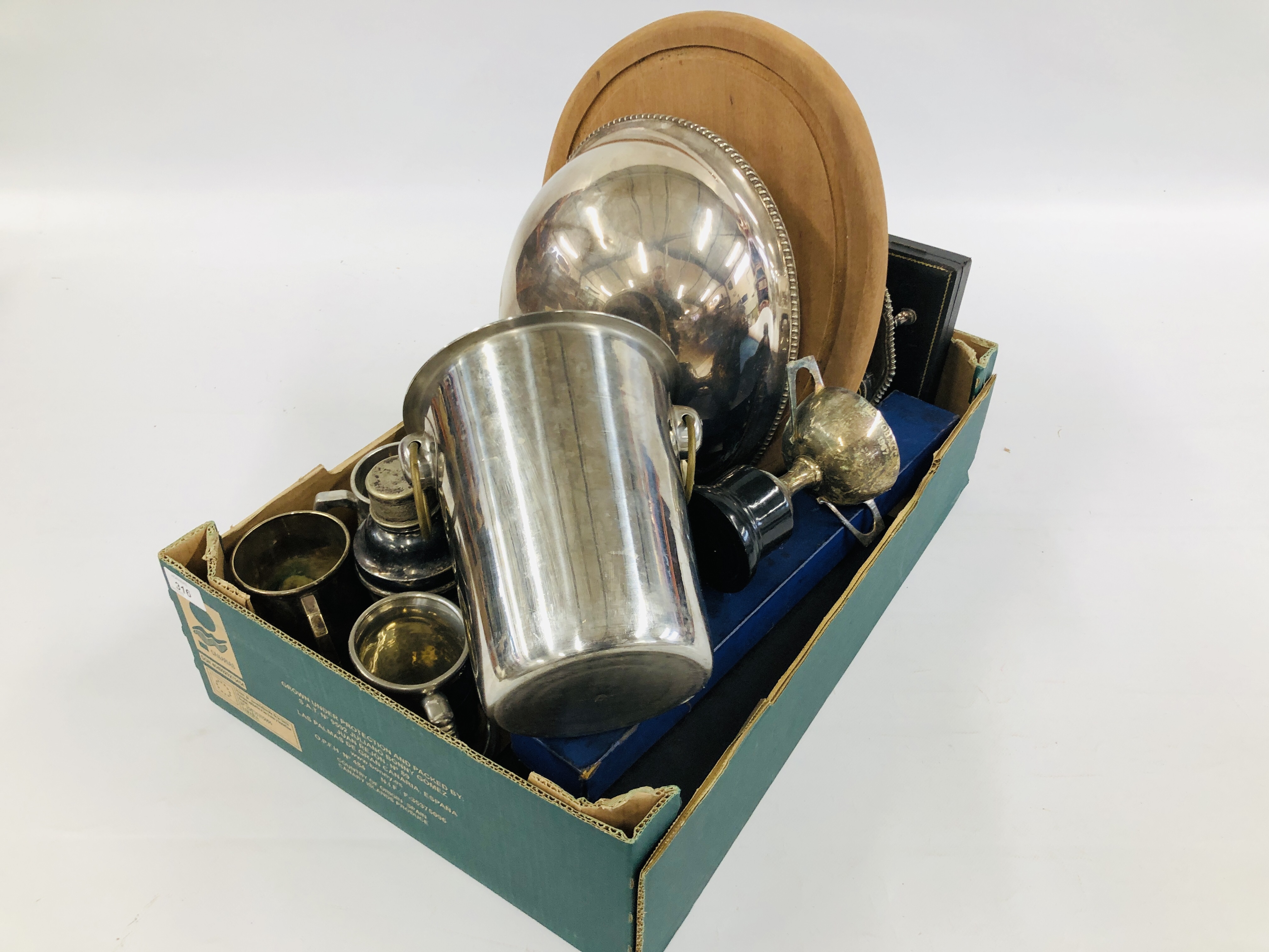 TWO BOXES OF ASSORTED PLATED WARE TO INCLUDE A COCKTAIL SHAKER, TROPHY CUPS AND TANKARDS, - Image 10 of 10