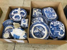 A LARGE QUANTITY OF C19TH OLD WILLOW PATTERN POTTERY AND CHINA VARIOUS MAKERS TO INCLUDE JOHNSON