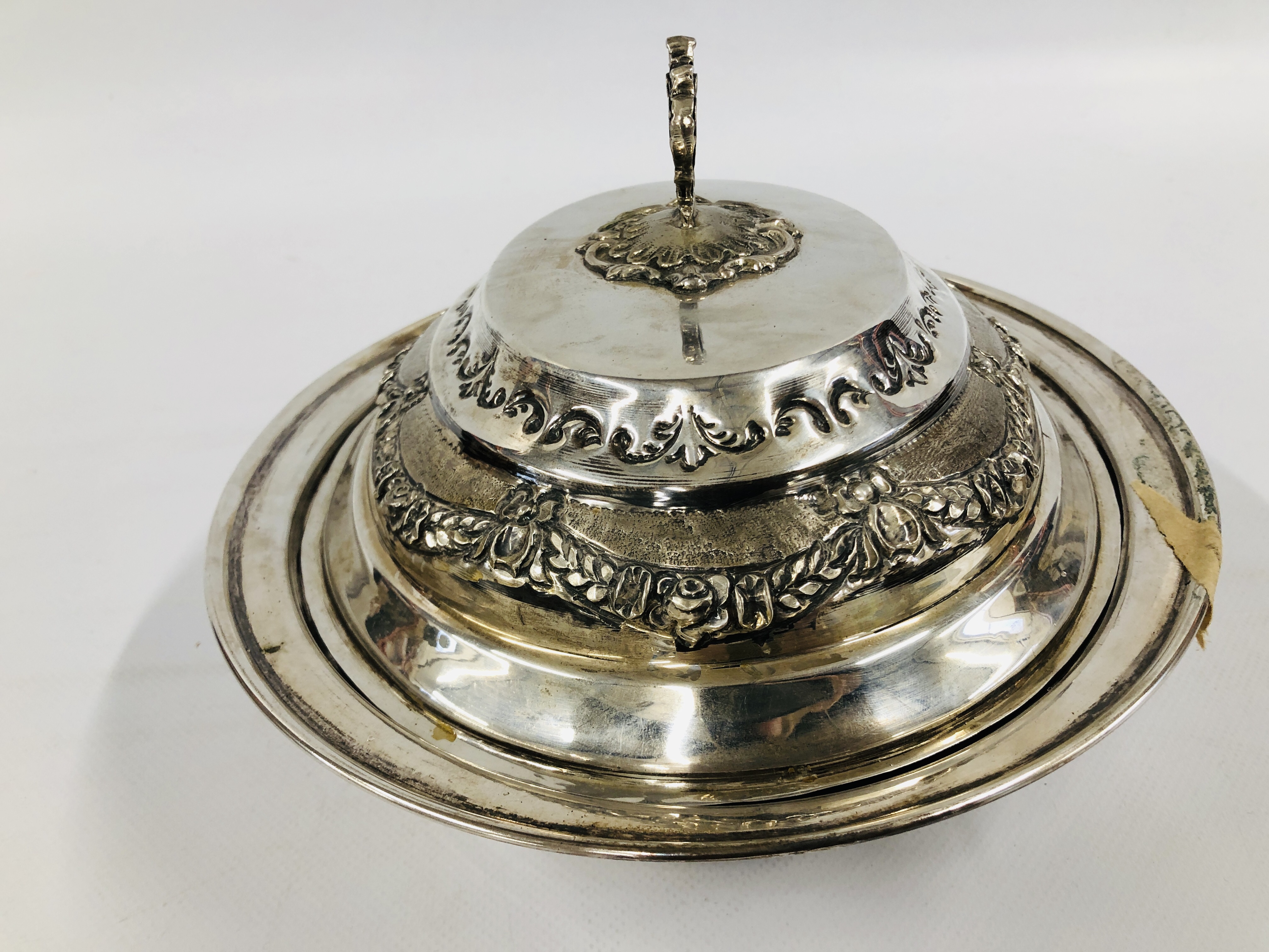 A CONTINENTAL SILVER OVAL TUREEN AND COVER, DECORATED WITH GARLANDS, BASE STAMPED 900, L 30. - Image 4 of 13
