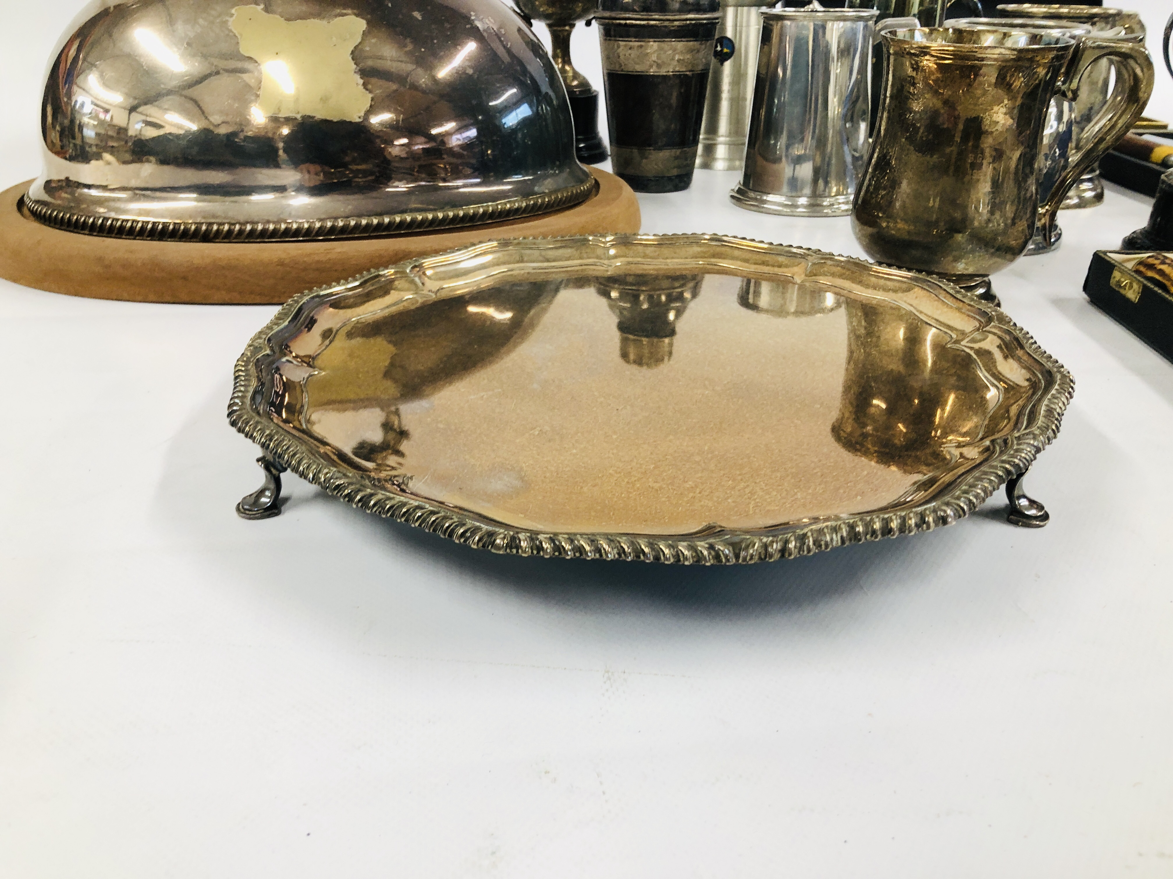 TWO BOXES OF ASSORTED PLATED WARE TO INCLUDE A COCKTAIL SHAKER, TROPHY CUPS AND TANKARDS, - Image 9 of 10