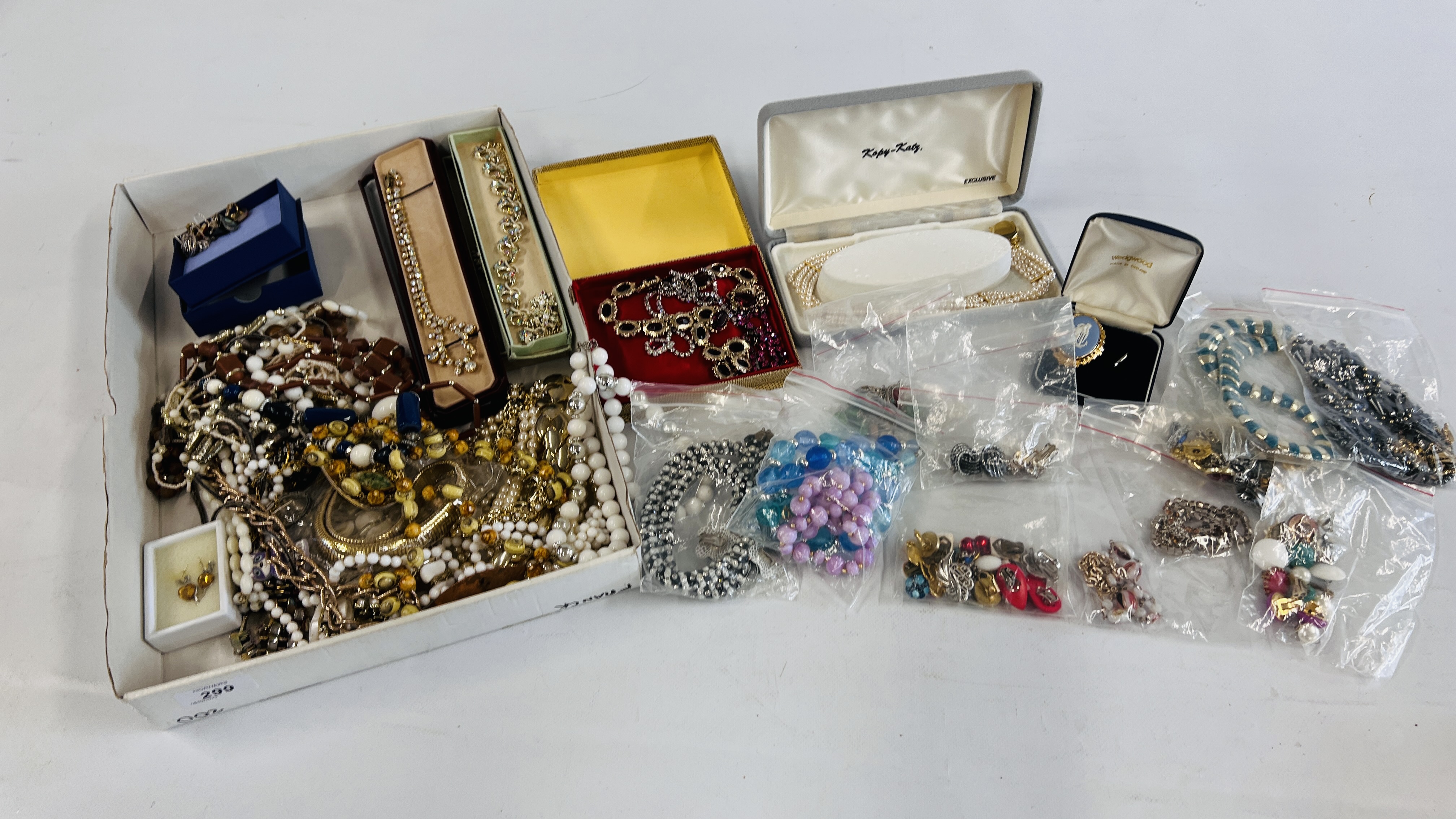 A TRAY OF ASSORTED COSTUME JEWELLERY TO INCLUDE SILVER EXAMPLES, BEADED NECKLACES, STUD EARRINGS,