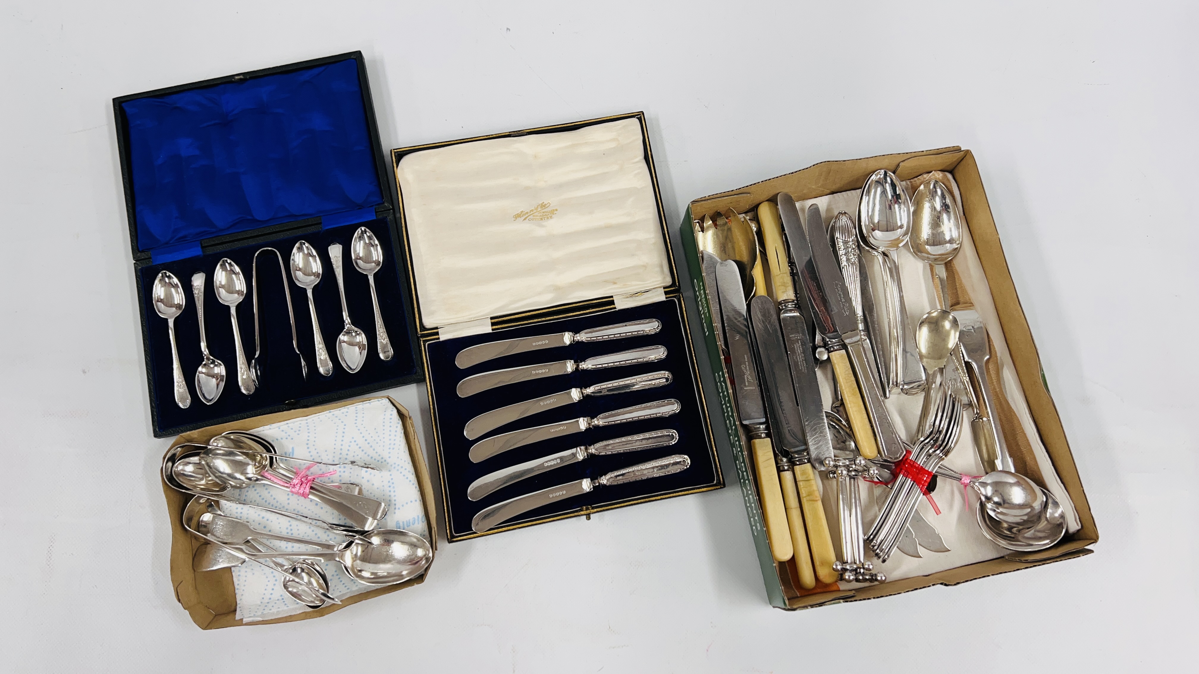 A COLLECTION OF ASSORTED LOOSE SILVER PLATED CUTLERY ALONG WITH A CASED SET OF 6 TEASPOONS AND - Image 8 of 8