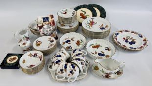 AN EXTENSIVE COLLECTION OF ROYAL WORCESTER "EVESHAM" TEA AND DINNER WARE TO INCLUDE CUPS AND