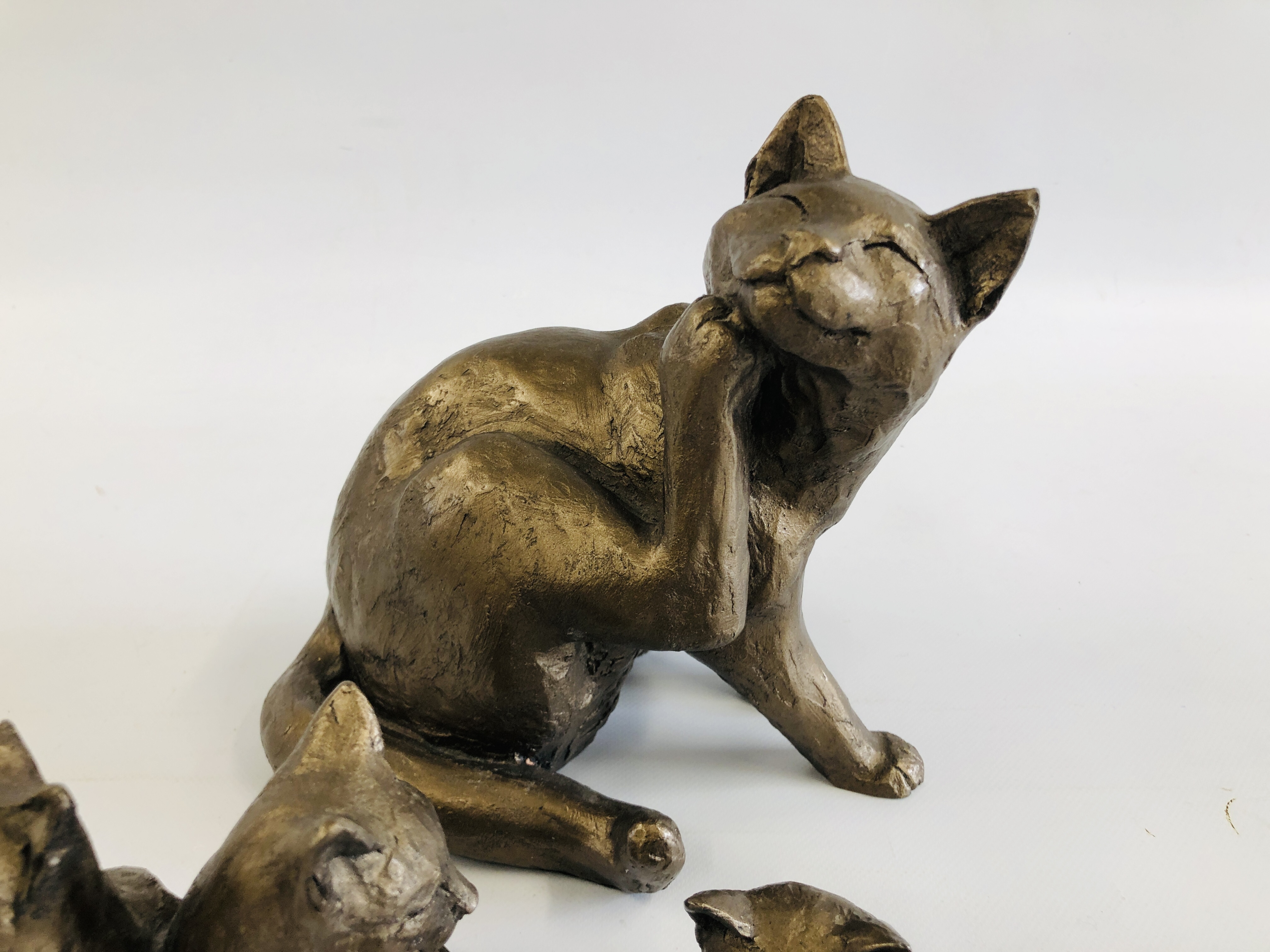 A GROUP OF THREE COMPOSITE CAT SCULPTURES TO INCLUDE 2 X EXAMPLES BY "FRITH SCULPTURE" THE OTHER - Image 3 of 5