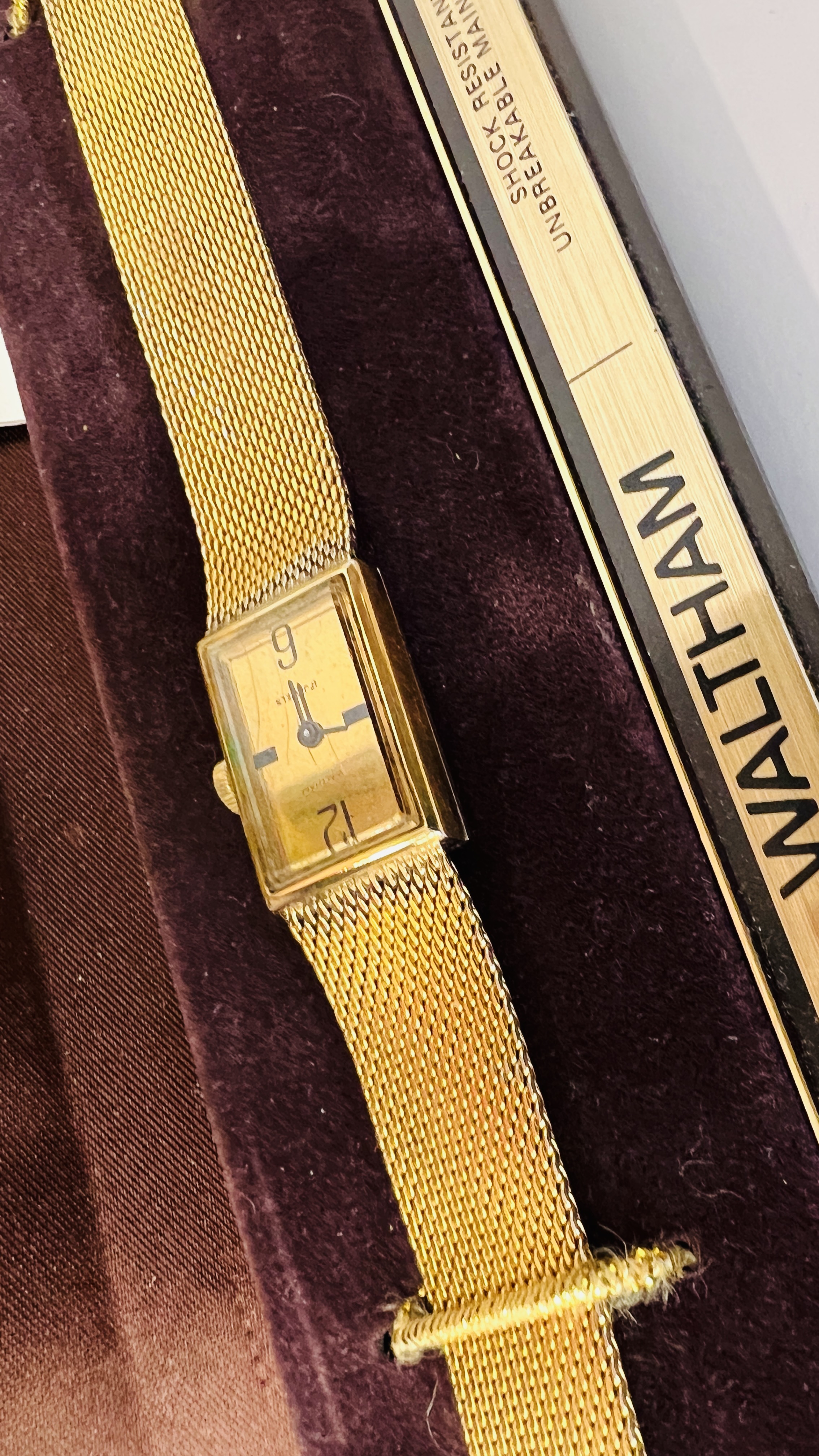 A VINTAGE GENT'S WRIST WATCH MARKED "WALTHAM" IN ORIGINAL BOX WITH WATCH OWNERS GUIDE. - Image 2 of 6