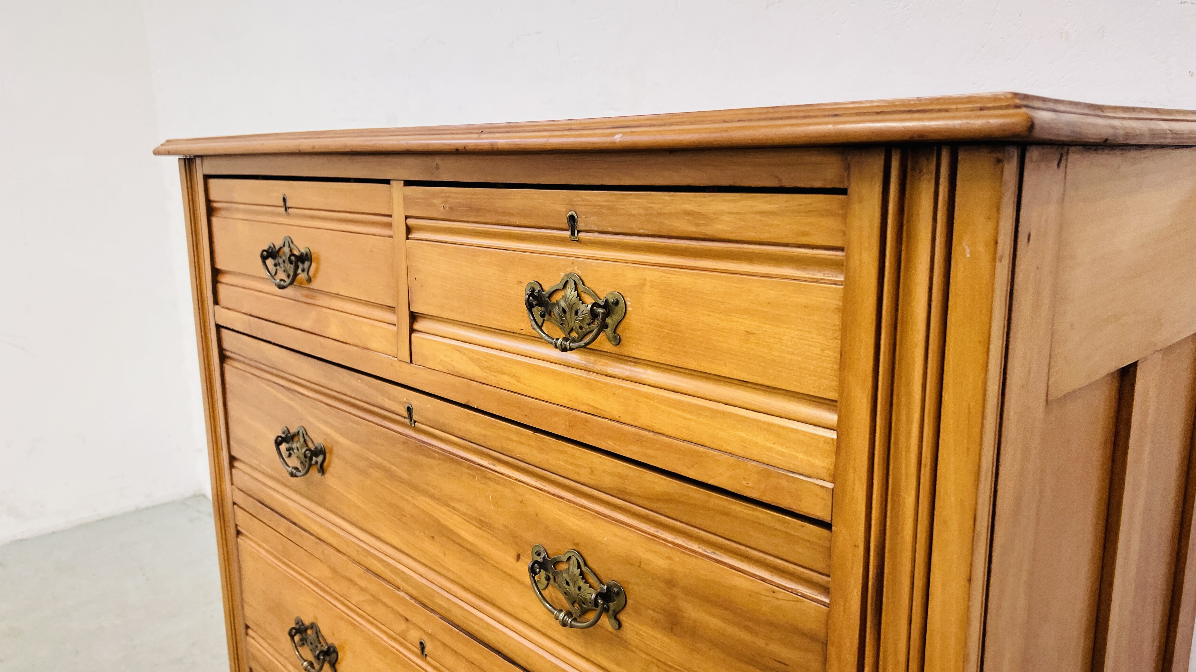 A SATINWOOD 2 OVER 3 DRAWER CHEST W 103CM X D 48CM X H 102CM. - Image 3 of 9