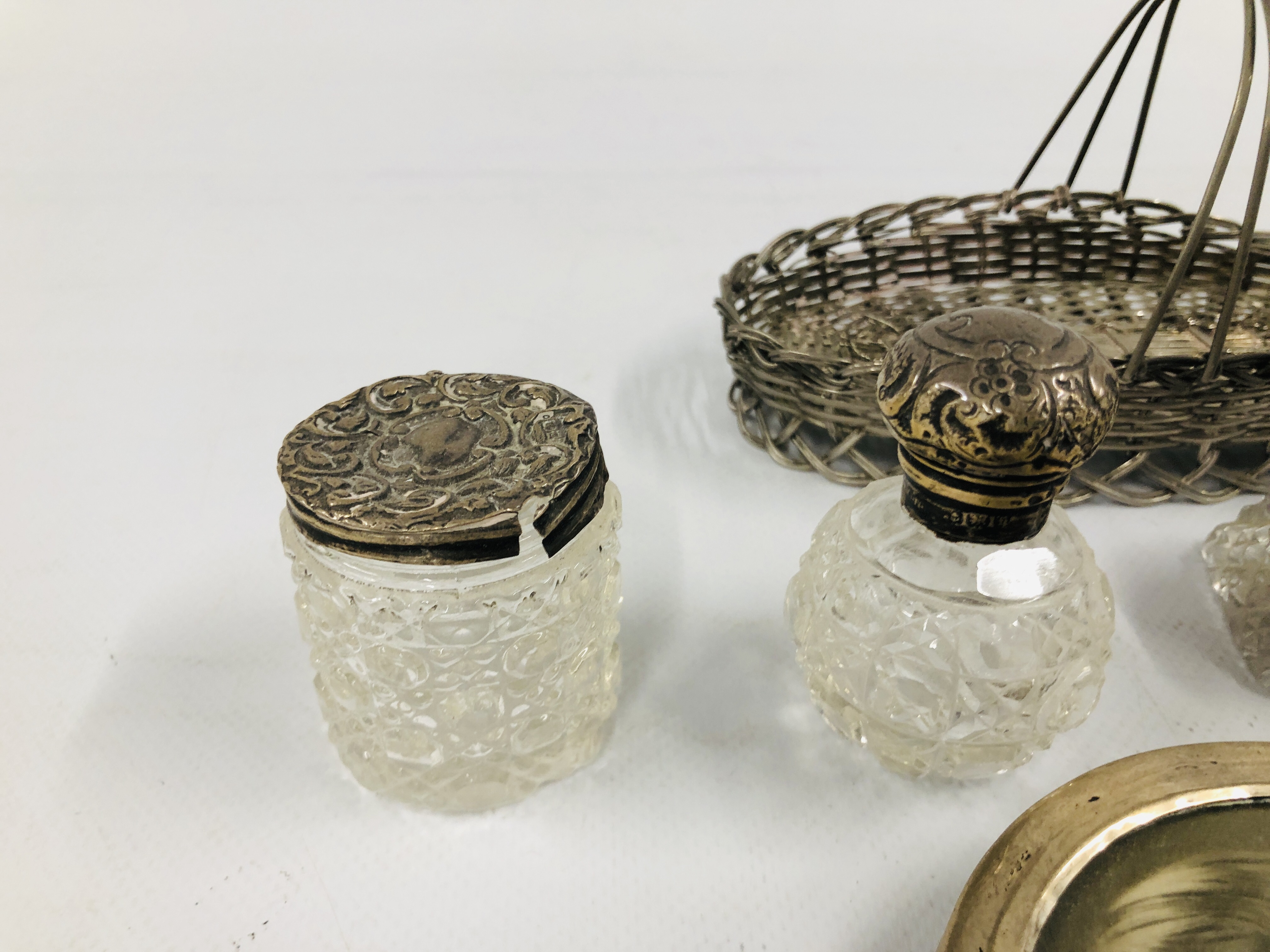 A GROUP OF 4 SILVER TOPPED DRESSING TABLE JARS TO INCLUDE A PERFUME BOTTLE, - Image 5 of 15