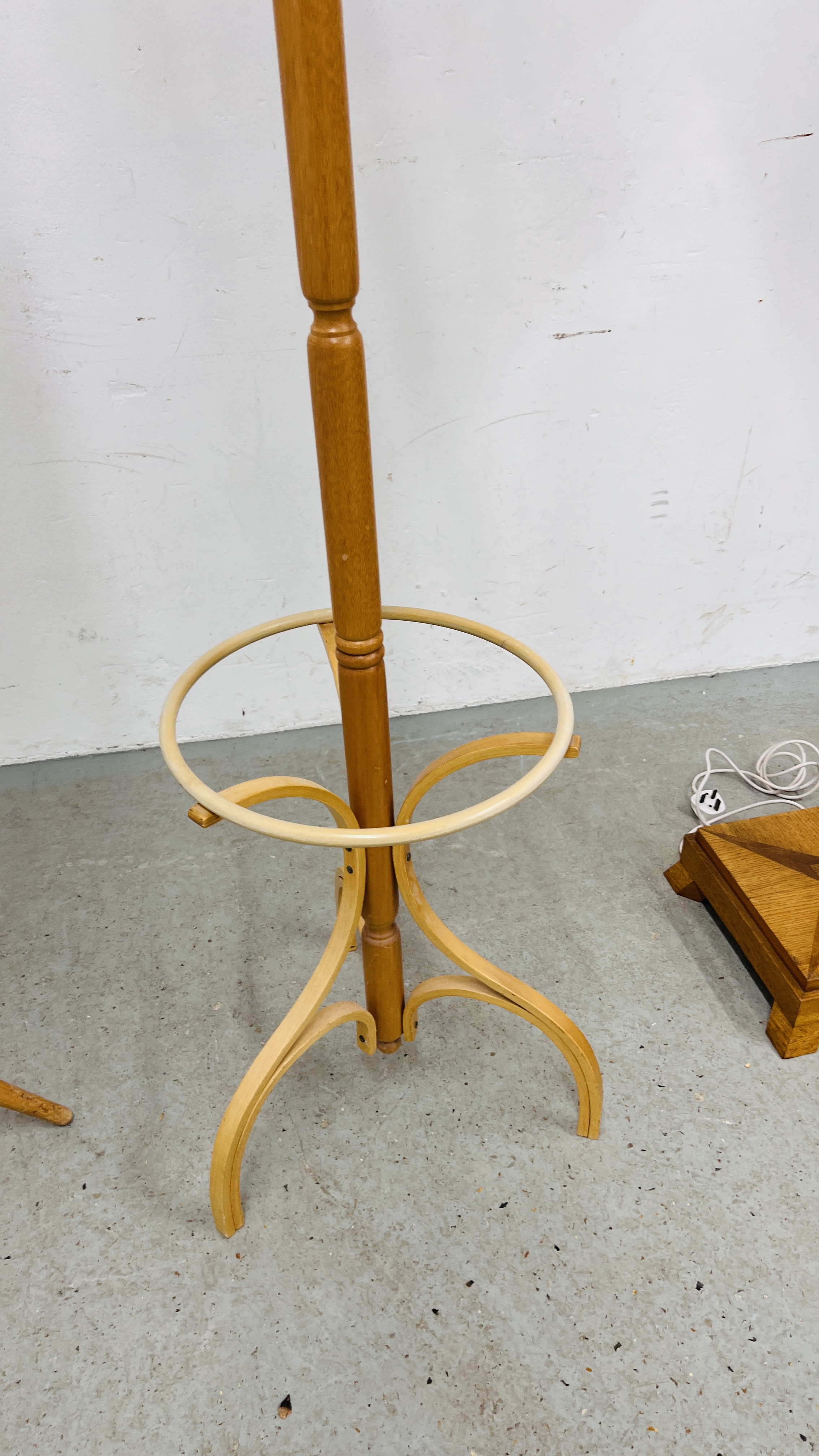 A RETRO BEECH WOOD TRIPOD FOOTED STANDARD LAMP WITH SHADE - WIRE REMOVED - DECO STYLE STANDARD LAMP - Image 6 of 8