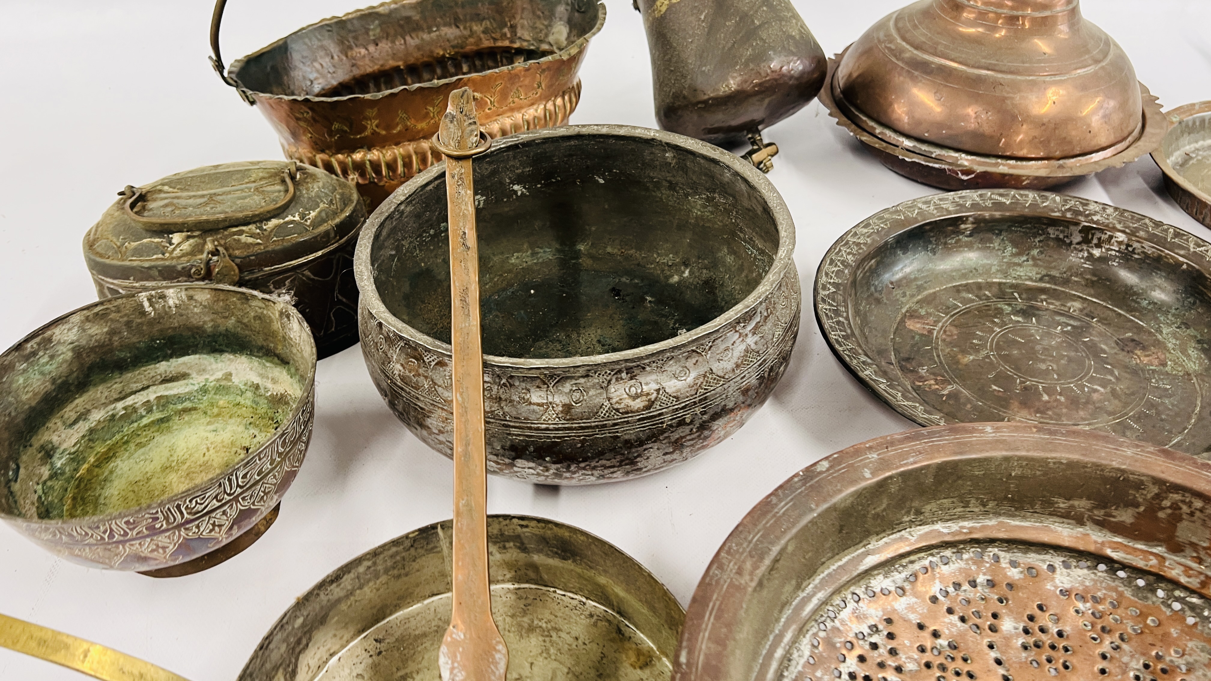 A BOX OF ASSORTED MIDDLE EASTERN AND ASIAN METAL WARE ARTIFACTS COMPRISING PANS, CONTAINER, VESSELS, - Image 3 of 16