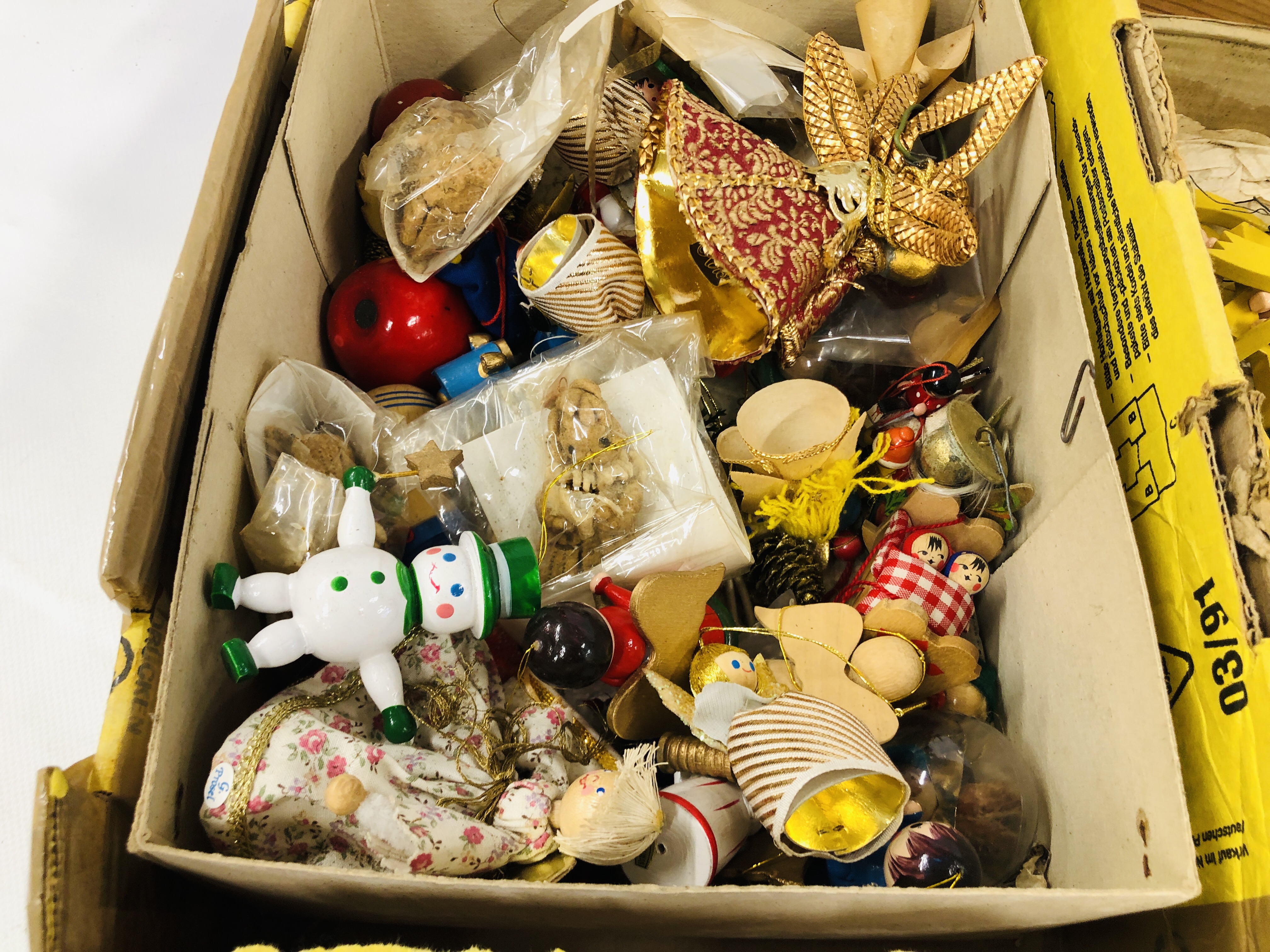 A GROUP OF ASSORTED VINTAGE CHRISTMAS DECORATIONS, RUSSIAN DOLLS, ETC. - Image 3 of 8
